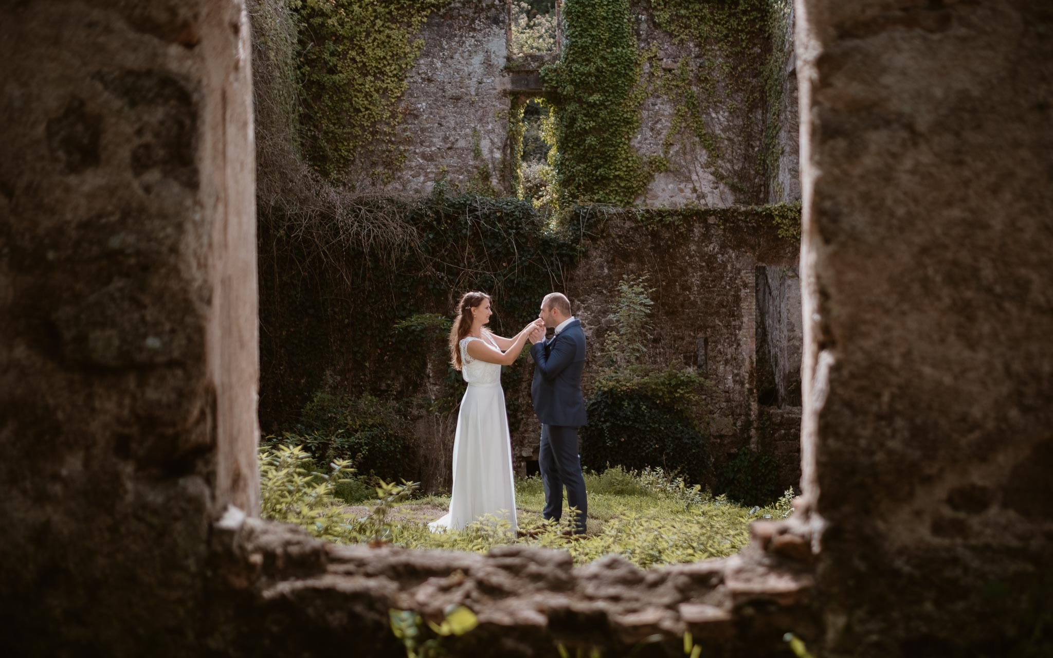 Séance couple après mariage naturelle et romantique près d’une rivière dans une vallée de roches en Vendée par Geoffrey Arnoldy photographe