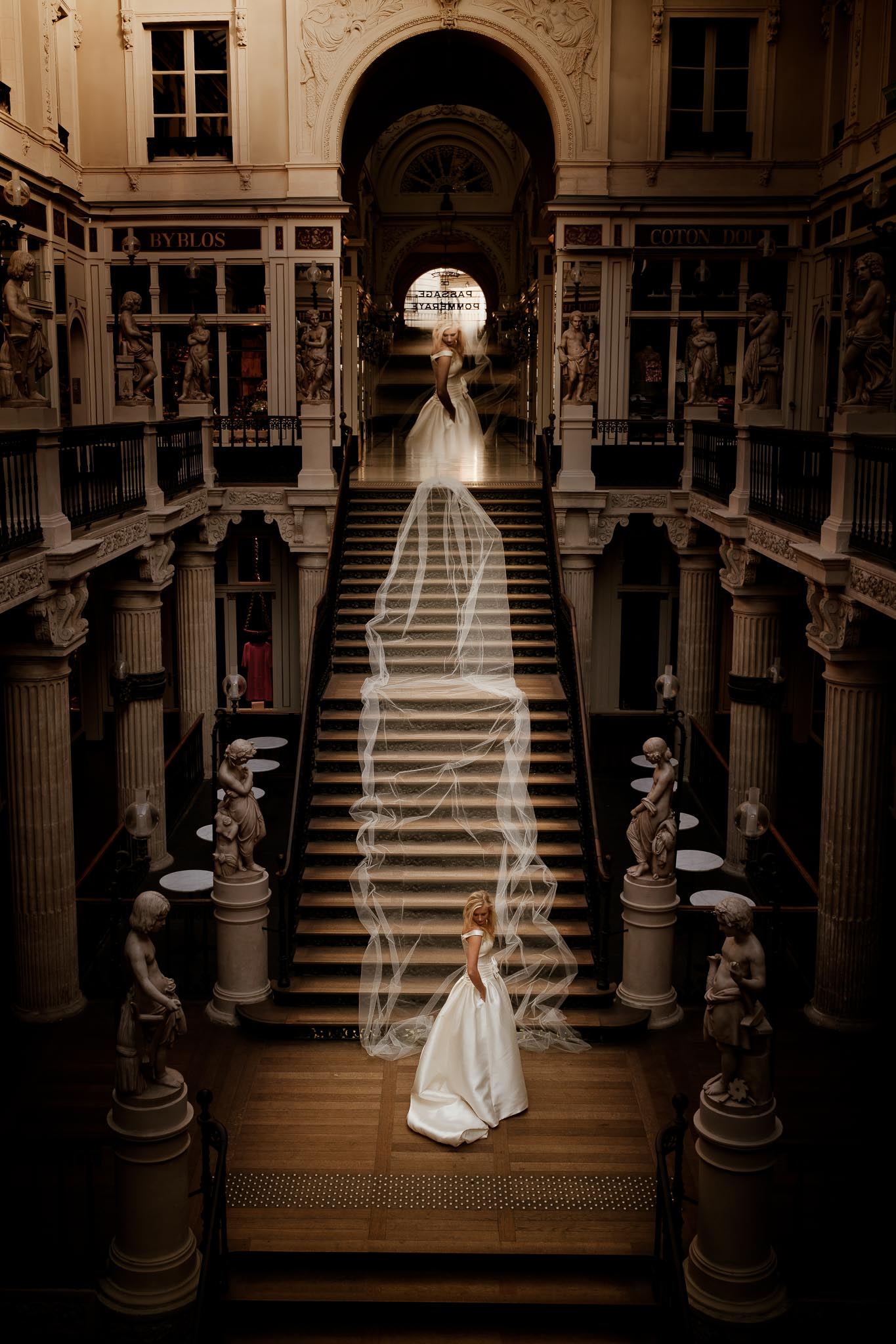 photo d’une séance de couple day-after romantique & onirique inspirée des univers de la mode et de la littérature au Passage Pommeraye à Nantes par Geoffrey Arnoldy photographe