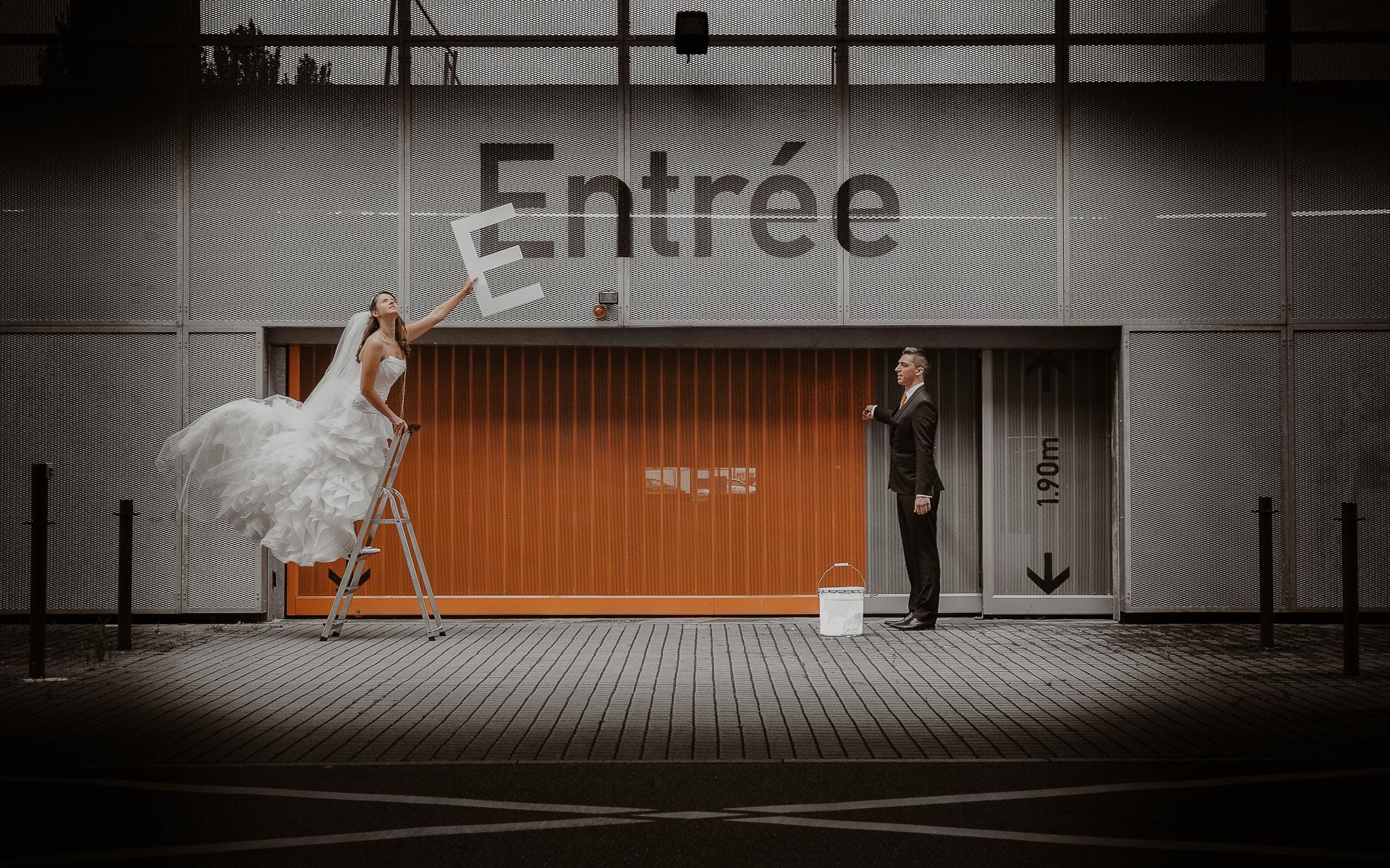 Séance couple après mariage graphique & poétique dans une ambiance industrielle près de Nantes par Geoffrey Arnoldy photographe