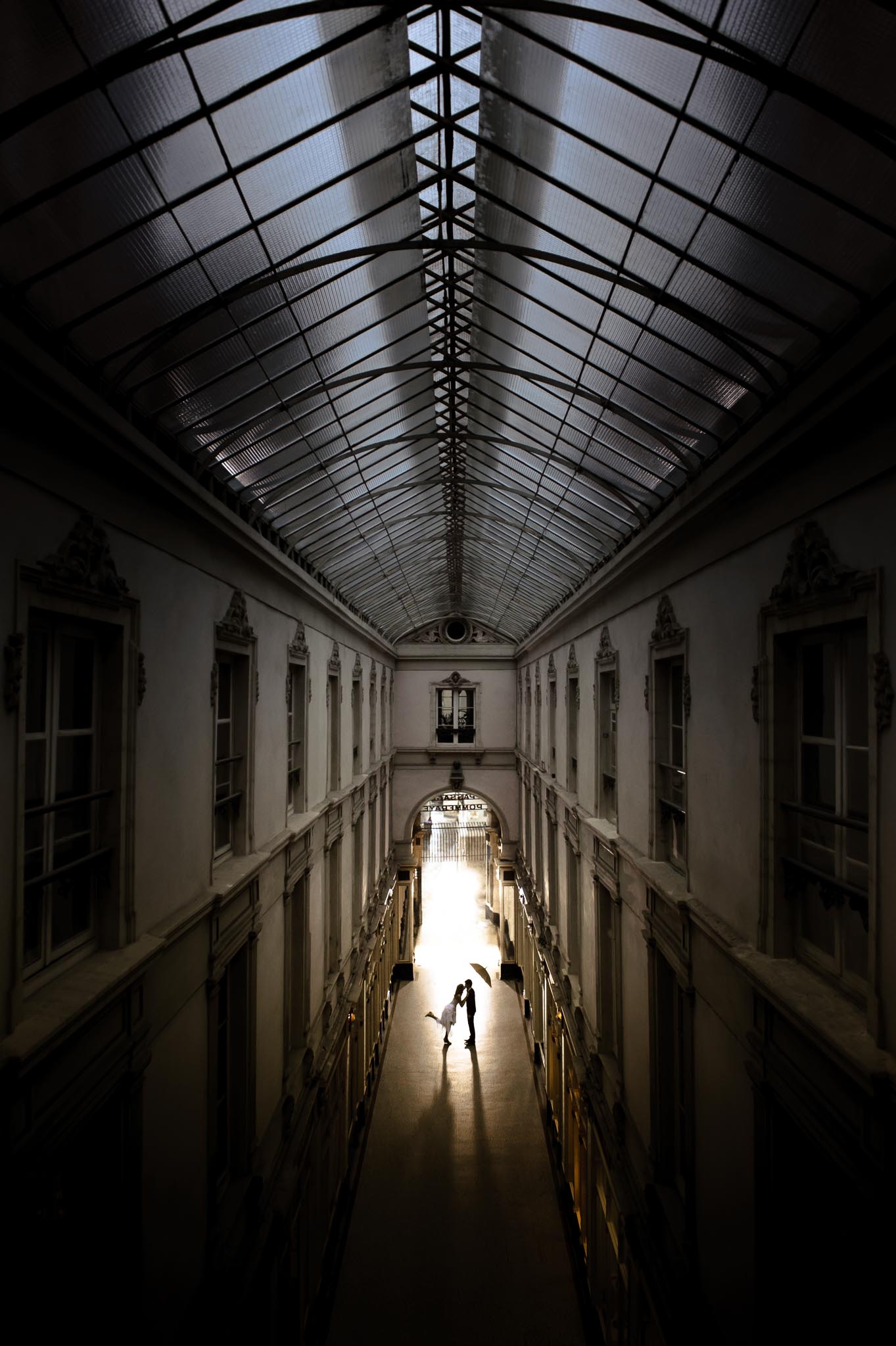 photo d’une séance de couple day-after romantique & onirique inspirée des univers de la mode et de la littérature au Passage Pommeraye à Nantes par Geoffrey Arnoldy photographe