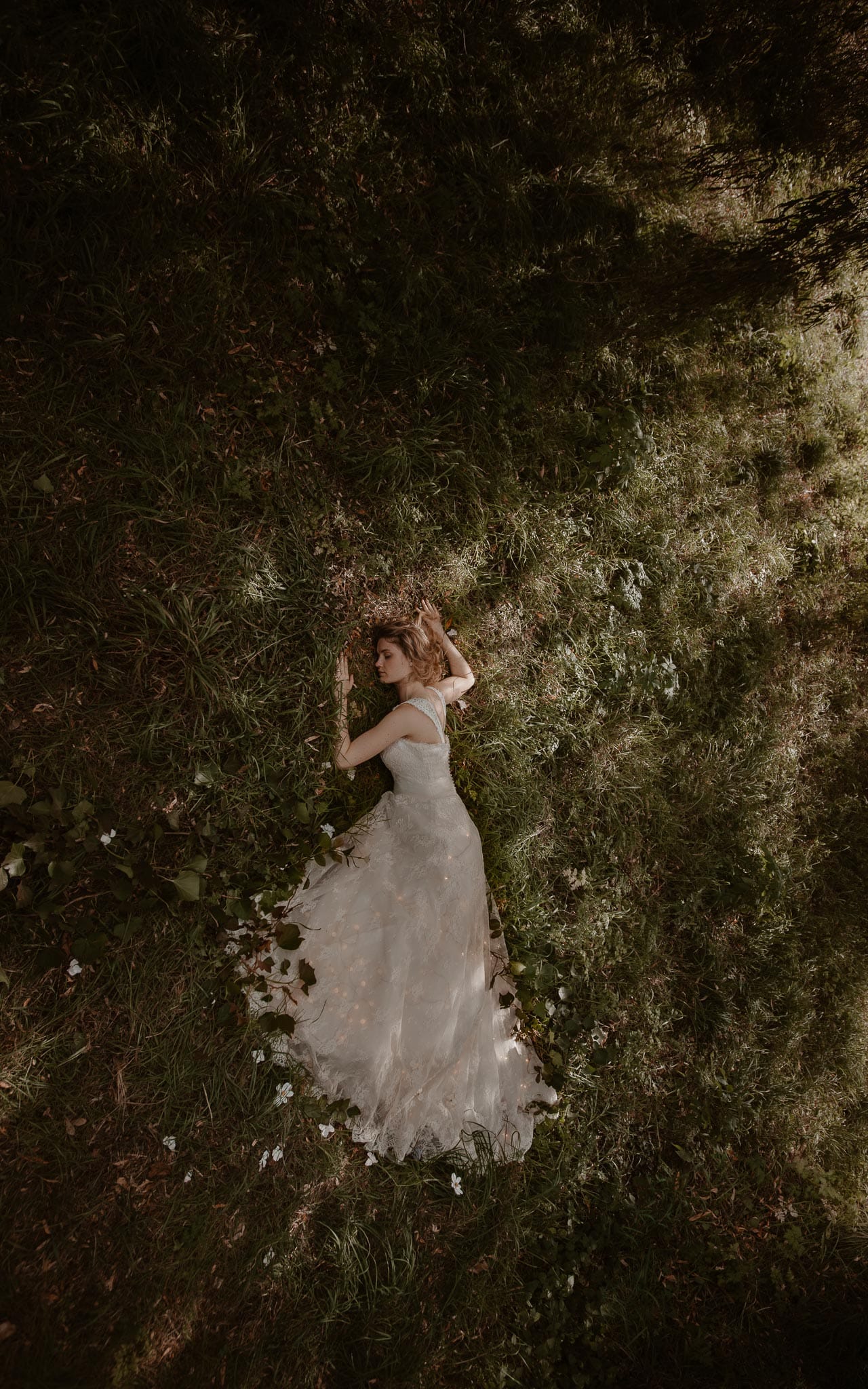 Séance couple après mariage mise en scène poétique et romantique aux alentours de Nantes par Geoffrey Arnoldy photographe