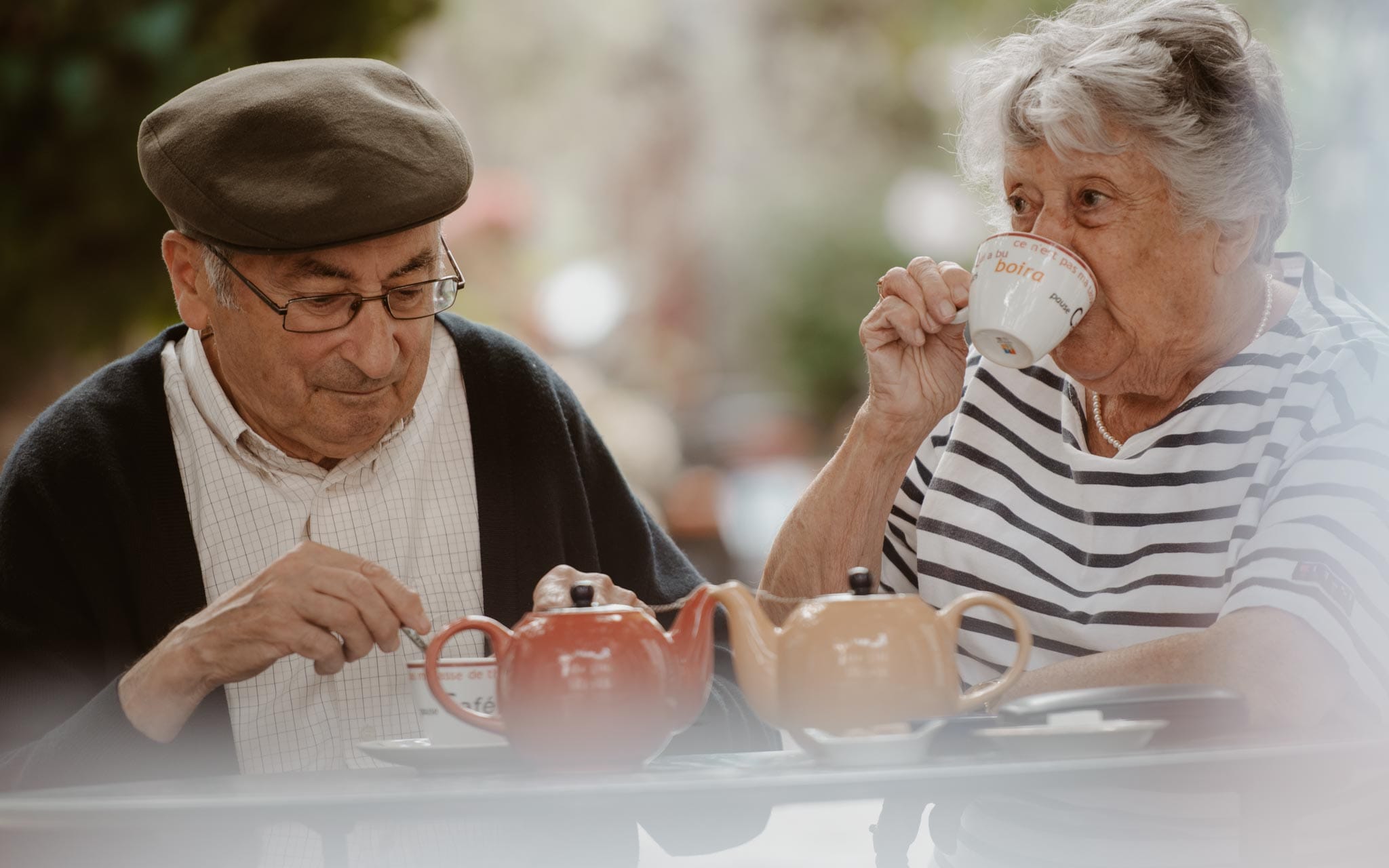 Séance photo lifestyle de grands-parents à Guérande et dans les marais salants par Geoffrey Arnoldy photographe