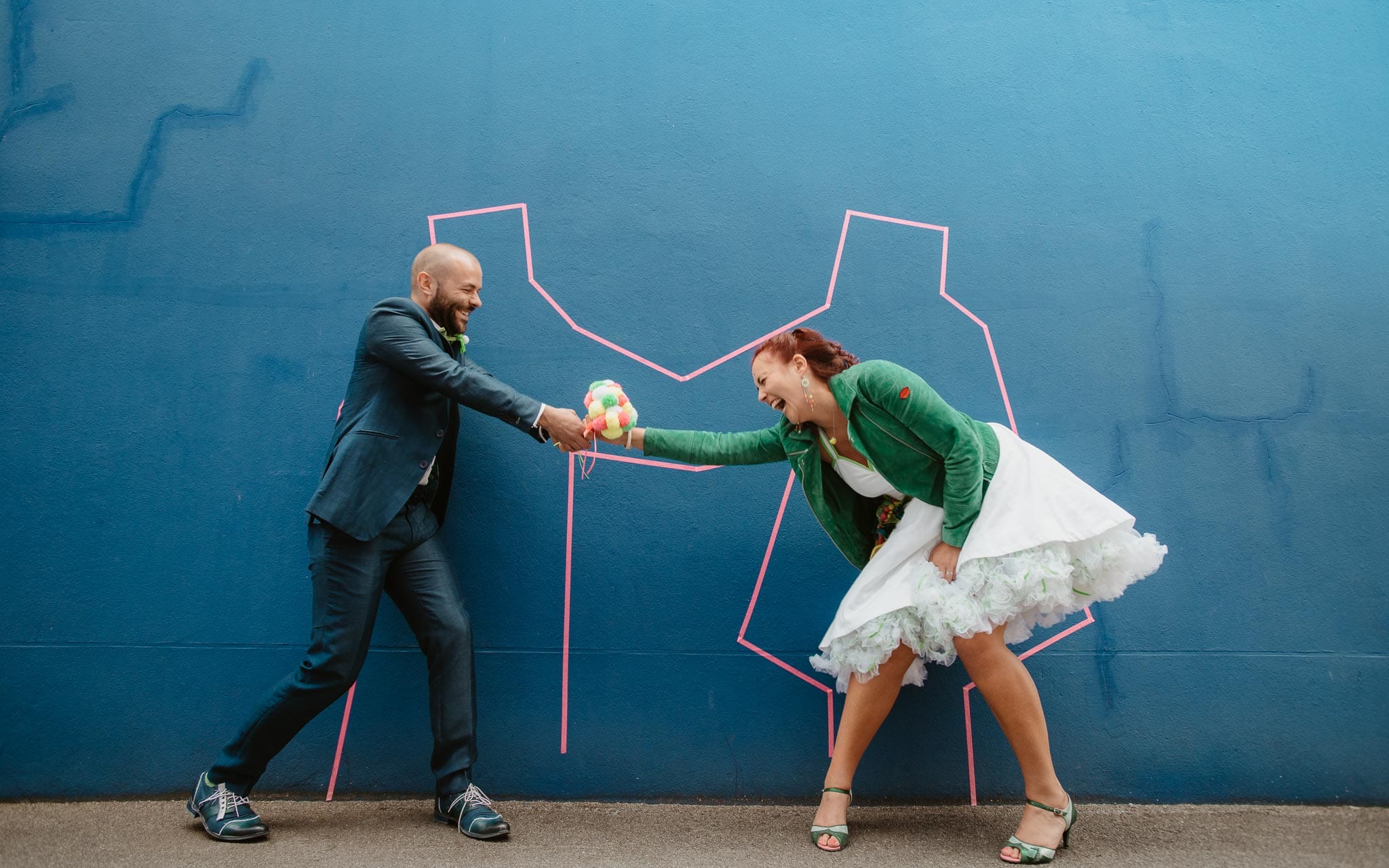 photo d’une séance de couple day-after colorée, décalée & créative à Nantes par Geoffrey Arnoldy photographe