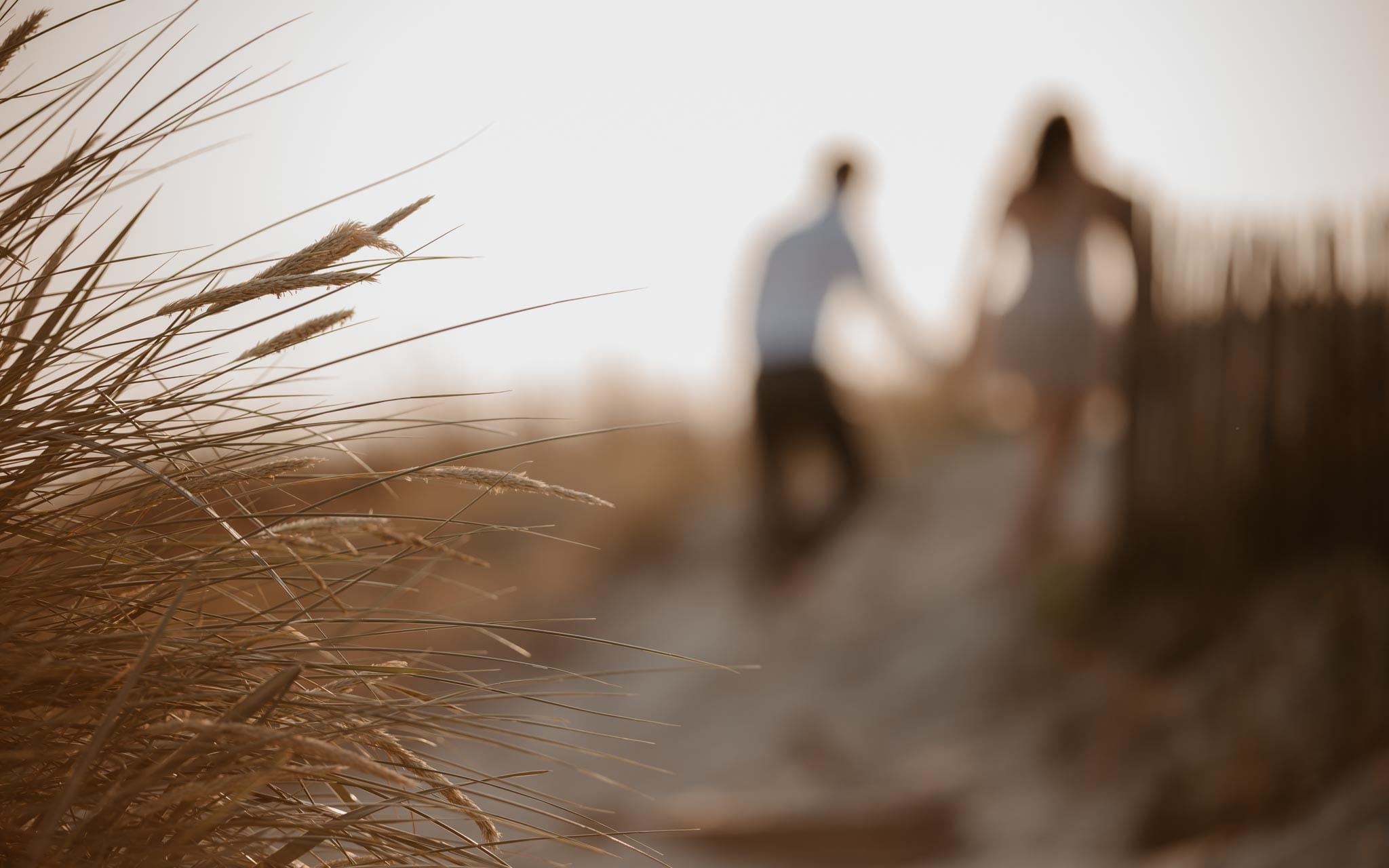 séance engagement romantique d’un couple sur la plage en côte d’Opale par Geoffrey Arnoldy photographe