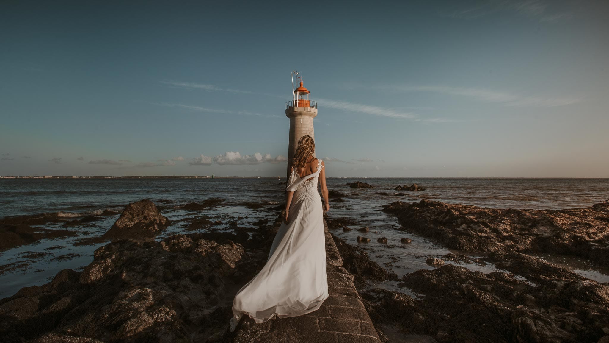 photo d’une séance couple day-after poétique & romantique sur la plage au bord de l’océan à Saint Nazaire par Geoffrey Arnoldy photographe