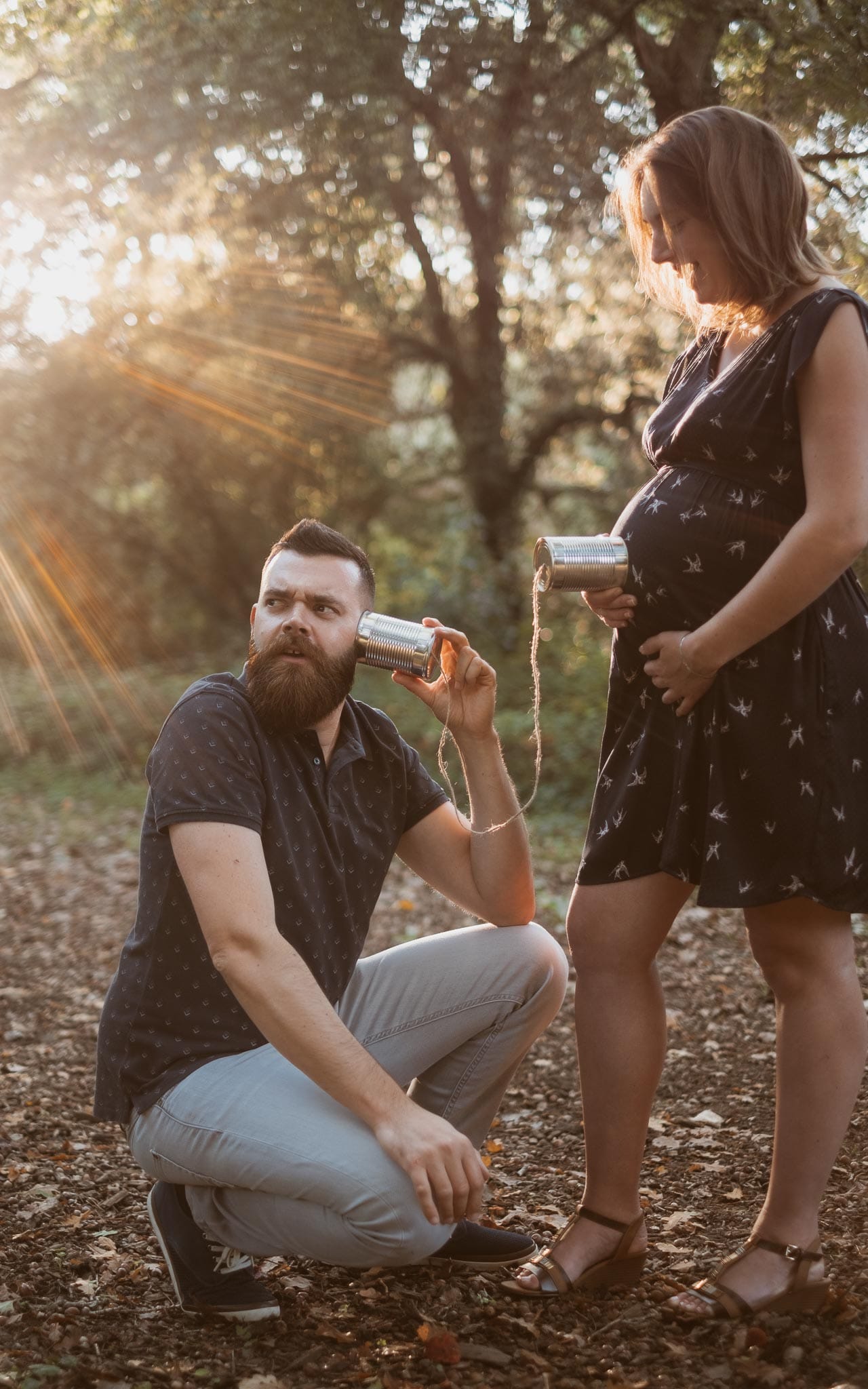 Séance photo de grossesse et futurs parents en extérieur, à l’ambiance poétique et humoristique, en forêt près de la Baule par Geoffrey Arnoldy photographe