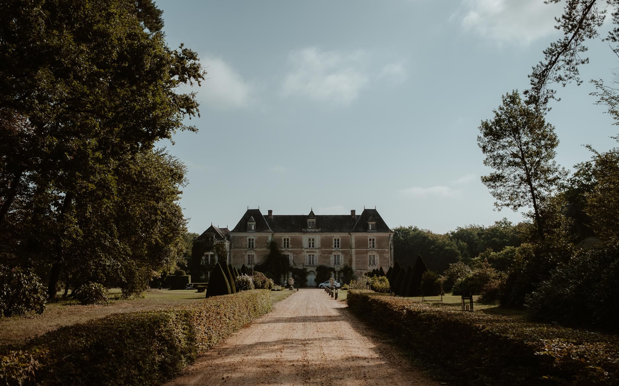 photographies d’une mariée chic et d’un gendarme à Angers et Durval