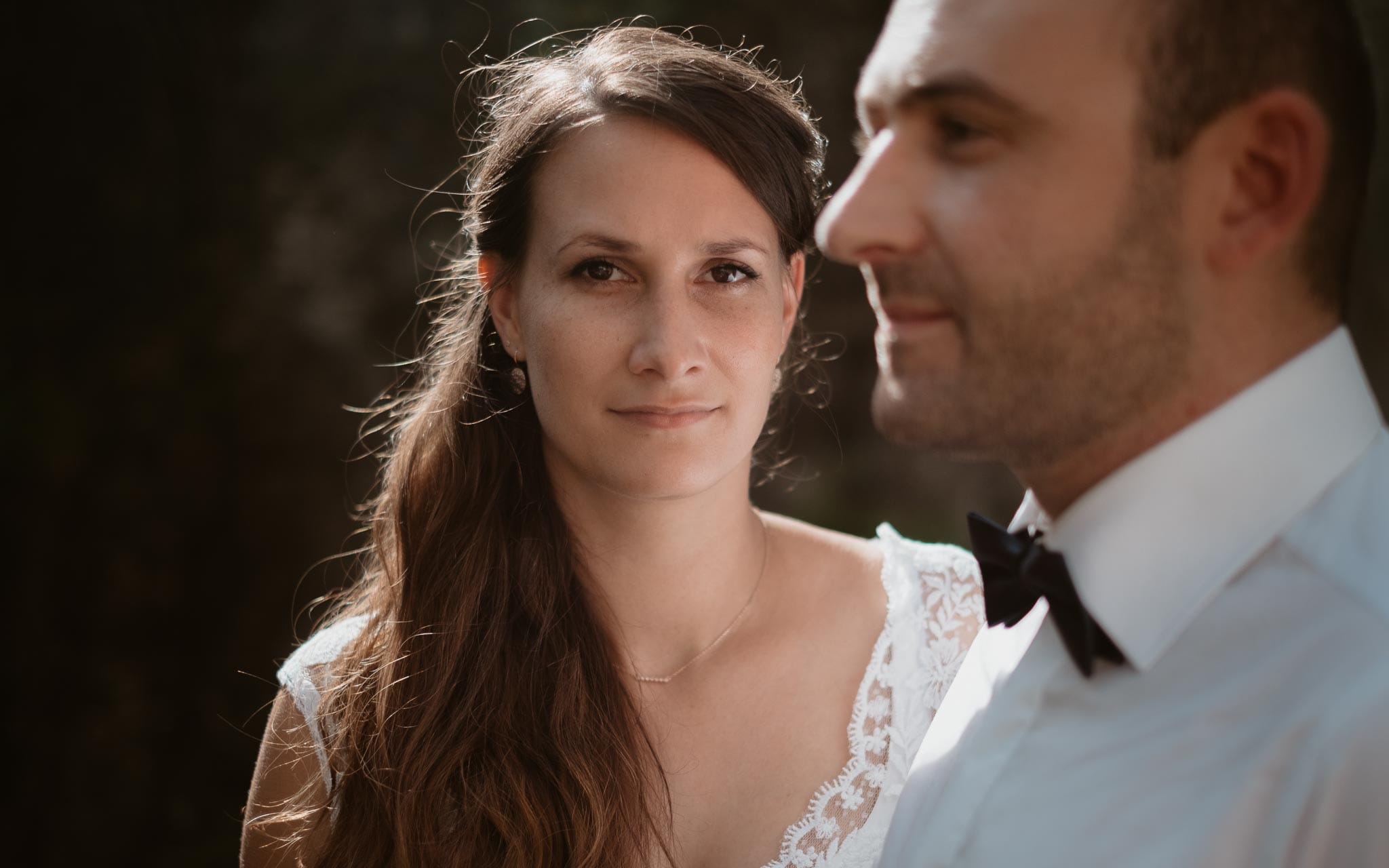 Séance couple après mariage naturelle et romantique près d’une rivière dans une vallée de roches en Vendée par Geoffrey Arnoldy photographe