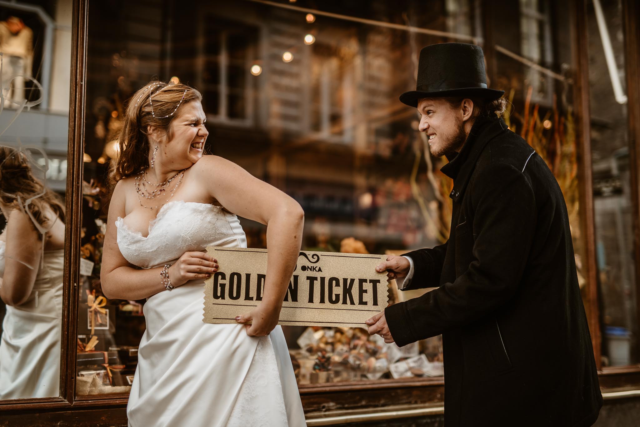 Séance couple après mariage inspirée de Charlie et la Chocolaterie de Tim Burton chez Debotté à Nantes par Geoffrey Arnoldy photographe