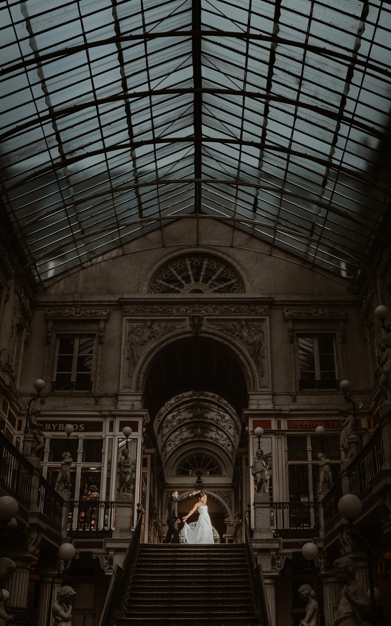 photo d’une séance de couple day-after originale & contemporaine au passage Pommeraye à Nantes par Geoffrey Arnoldy photographe