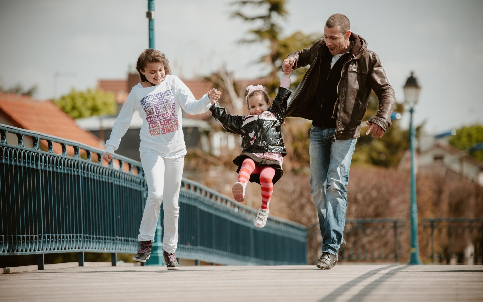 Séance photo lifestyle de famille d’un papa et des deux filles en région parisienne à bry sur marne par Geoffrey Arnoldy photographe