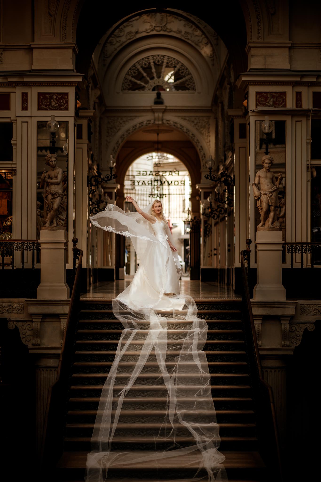 photo d’une séance de couple day-after romantique & onirique inspirée des univers de la mode et de la littérature au Passage Pommeraye à Nantes par Geoffrey Arnoldy photographe