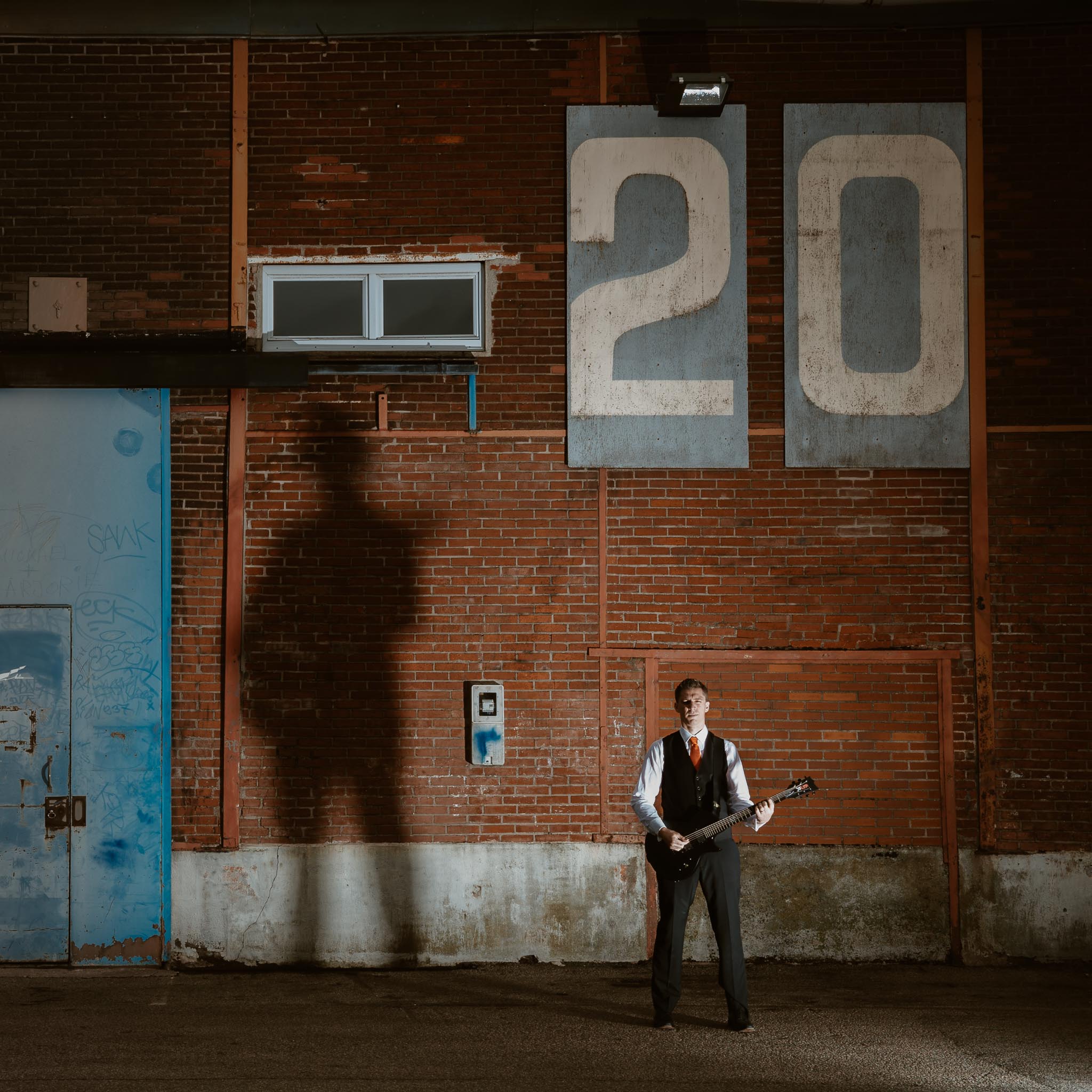 Séance couple après mariage graphique & poétique dans une ambiance industrielle près de Nantes par Geoffrey Arnoldy photographe