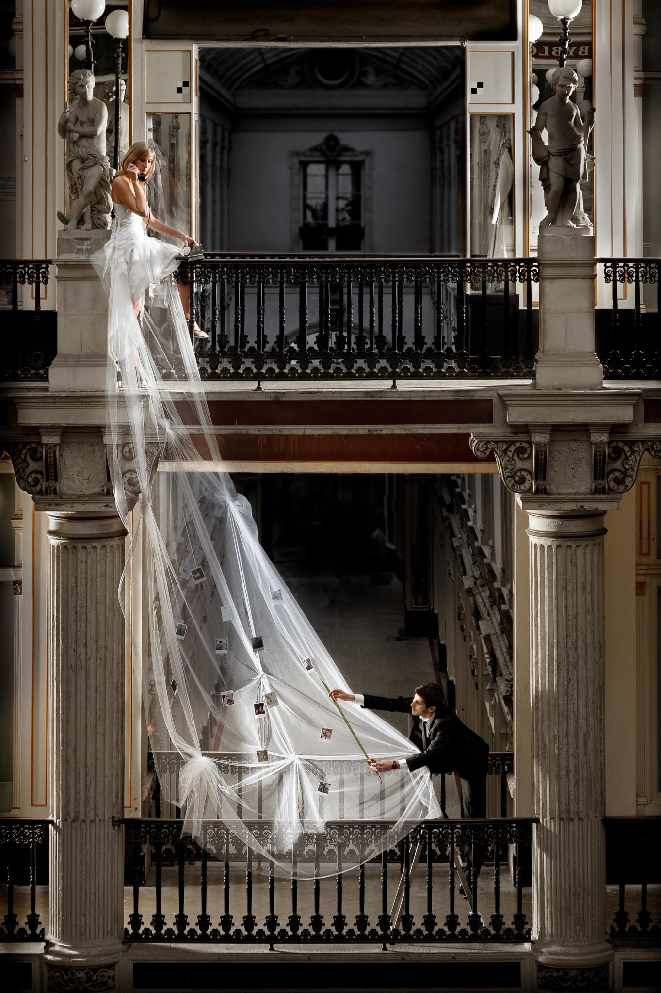 photo d’une séance de couple day-after romantique & onirique inspirée des univers de la mode et de la littérature au Passage Pommeraye à Nantes par Geoffrey Arnoldy photographe