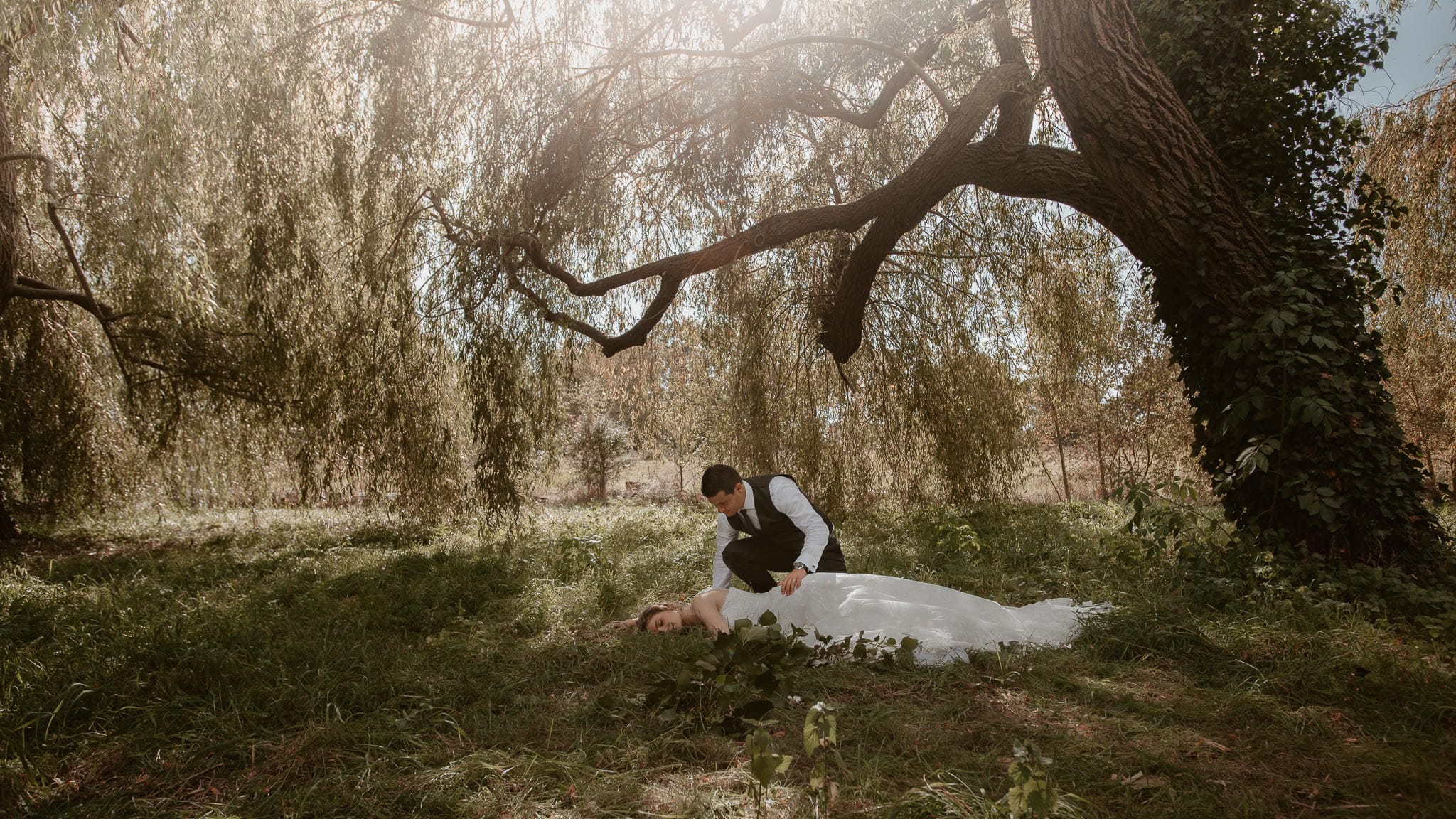 Séance couple après mariage mise en scène poétique et romantique aux alentours de Nantes par Geoffrey Arnoldy photographe