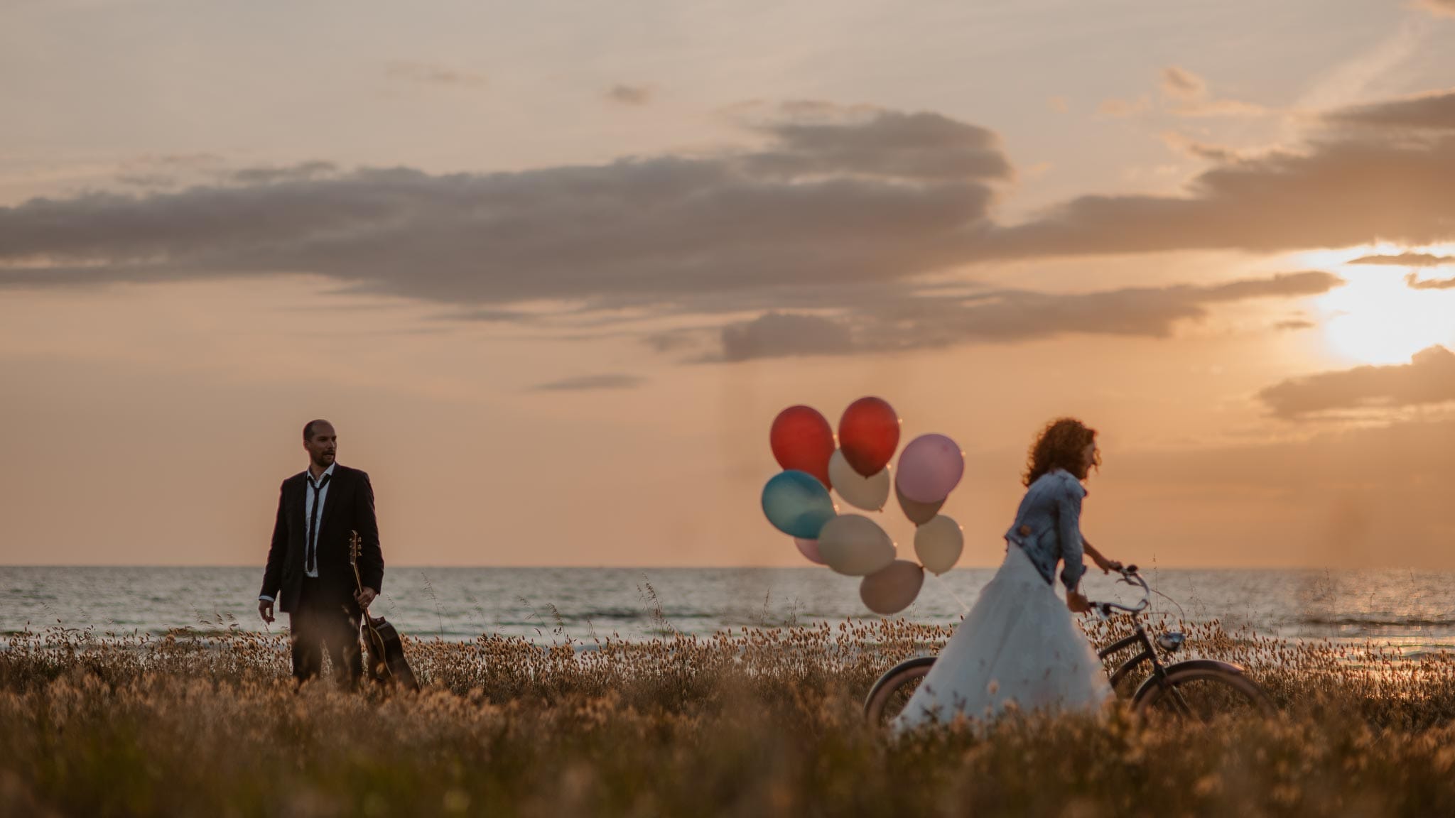 Séance couple après mariage chic & bohème sur la plage au bord de l’Océan près de la Baule par Geoffrey Arnoldy photographe