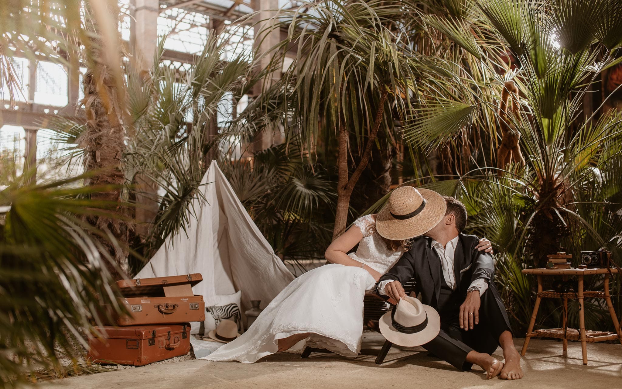 photo d’une séance couple après mariage mise en scène poétique & romantique sur le thème du voyage sous les nefs à Nantes par Geoffrey Arnoldy photographe