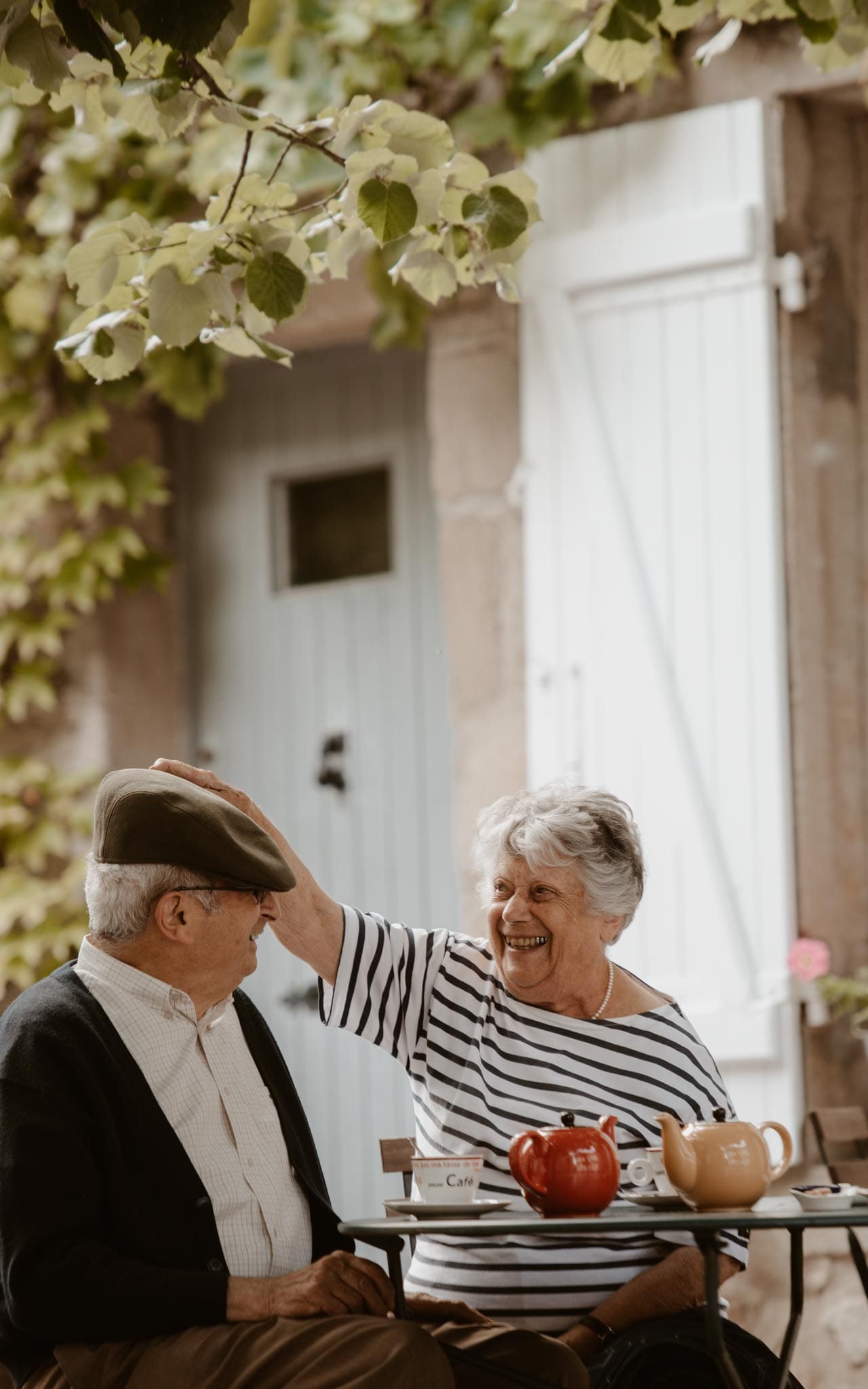 Séance photo lifestyle de grands-parents à Guérande et dans les marais salants par Geoffrey Arnoldy photographe