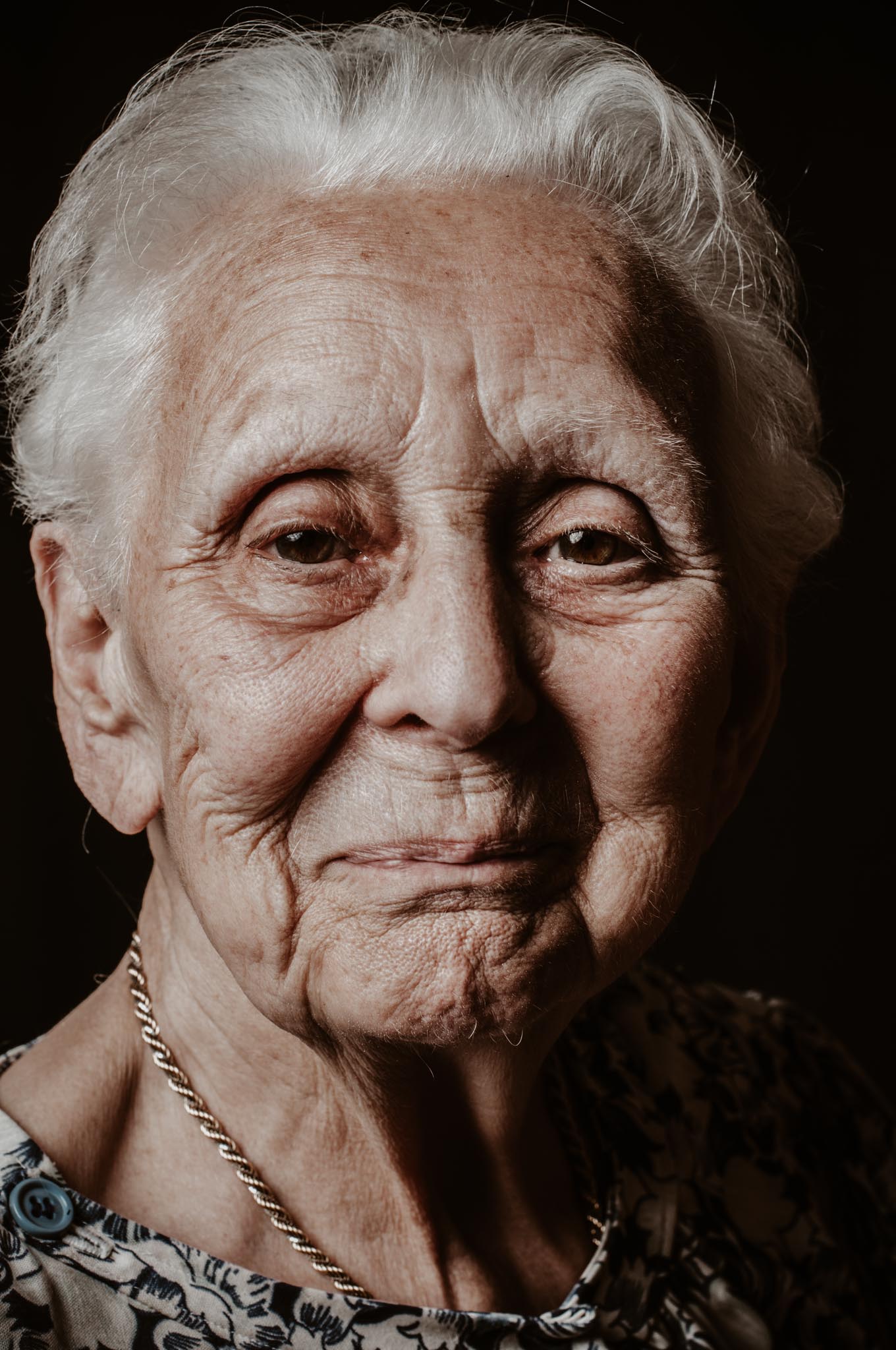 Séance portrait studio à domicile d’une personne âgée par Geoffrey Arnoldy photographe