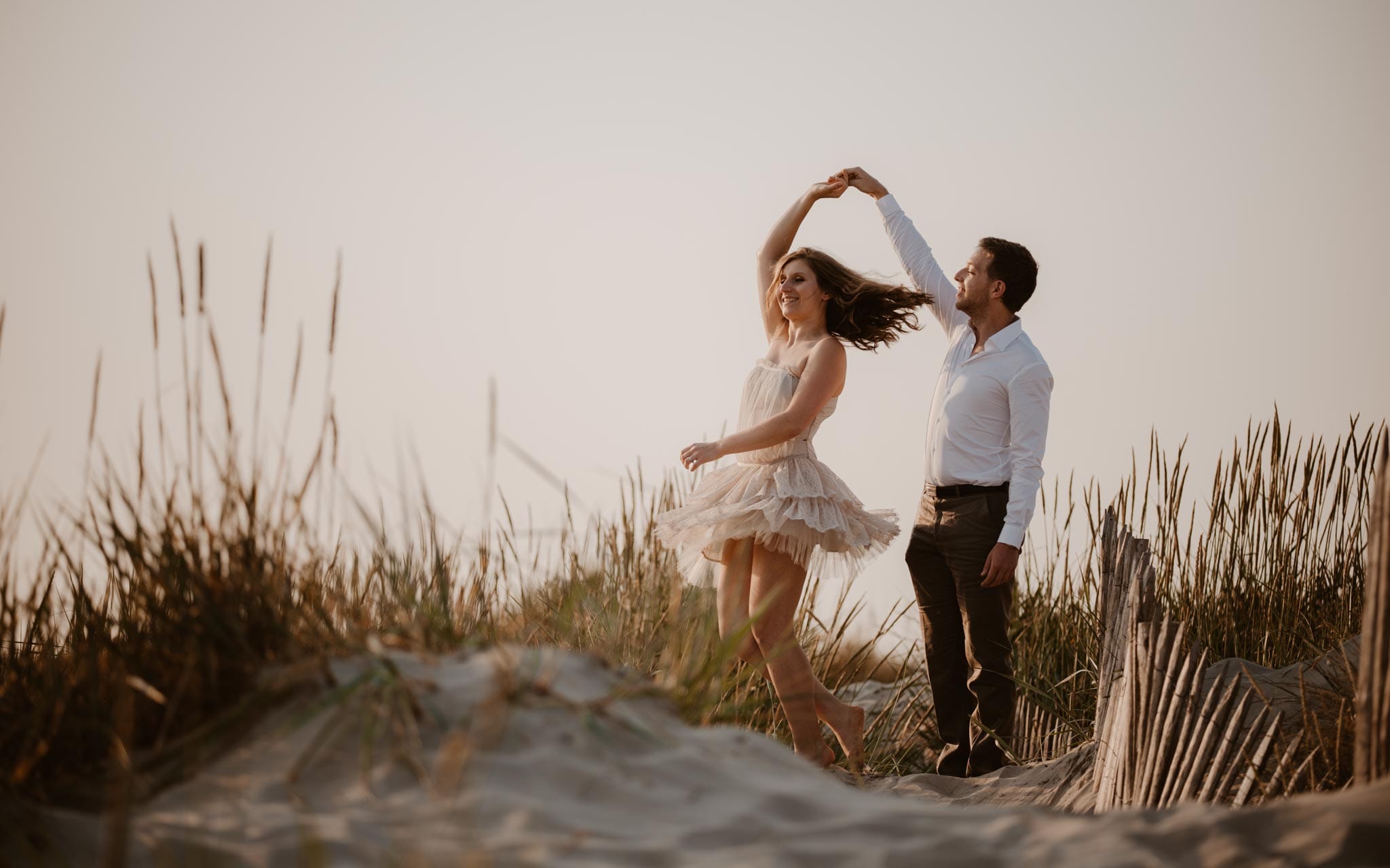 séance engagement romantique d’un couple sur la plage en côte d’Opale par Geoffrey Arnoldy photographe