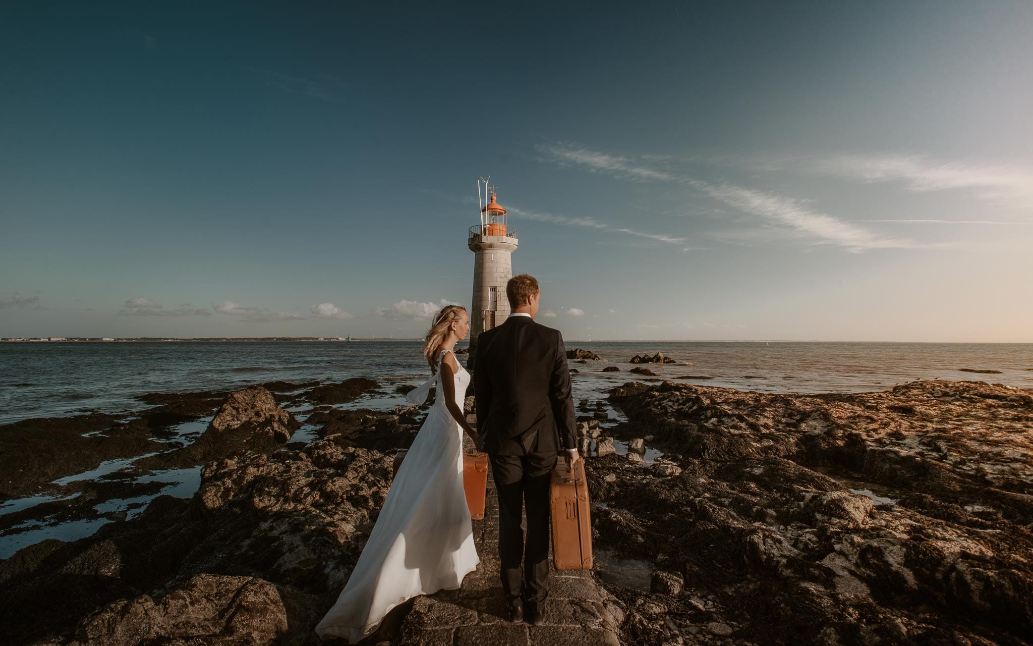 photo d’une séance couple day-after poétique & romantique sur la plage au bord de l’océan à Saint Nazaire par Geoffrey Arnoldy photographe