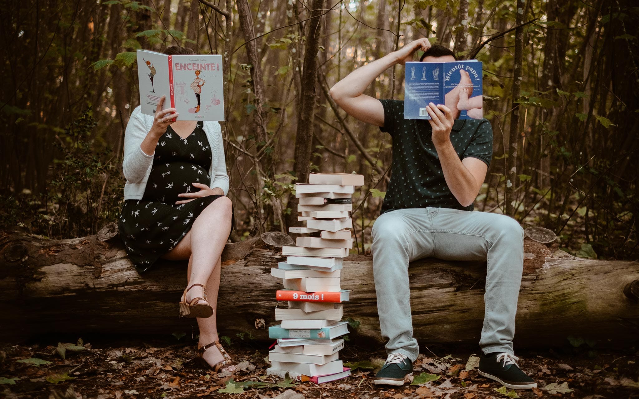 Séance photo de grossesse et futurs parents en extérieur, à l’ambiance poétique et humoristique, en forêt près de la Baule par Geoffrey Arnoldy photographe