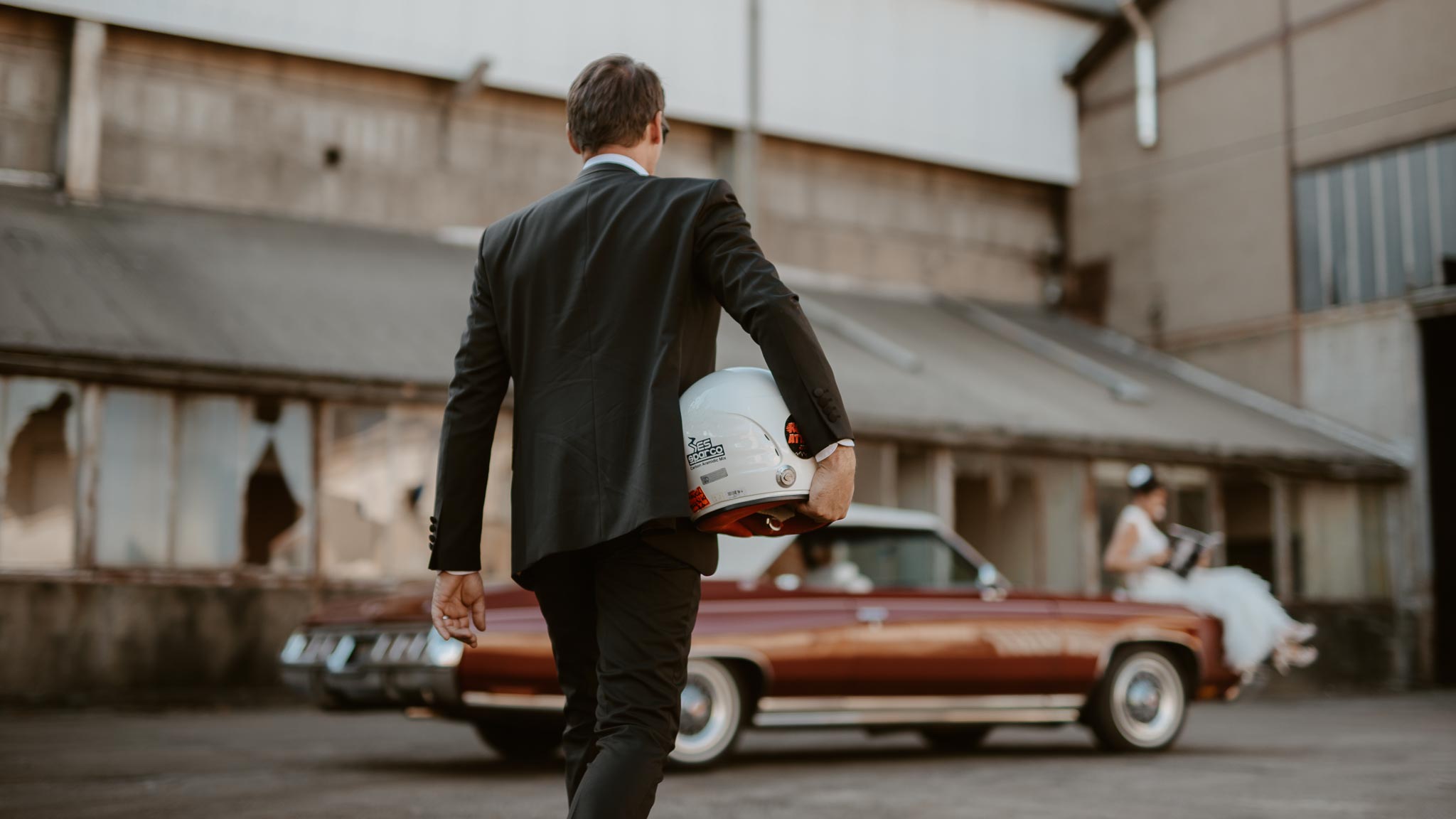 Séance couple après mariage mise en scène avec voiture américaine de collection dans une friche industrielle aux alentours de Nantes par Geoffrey Arnoldy photographe