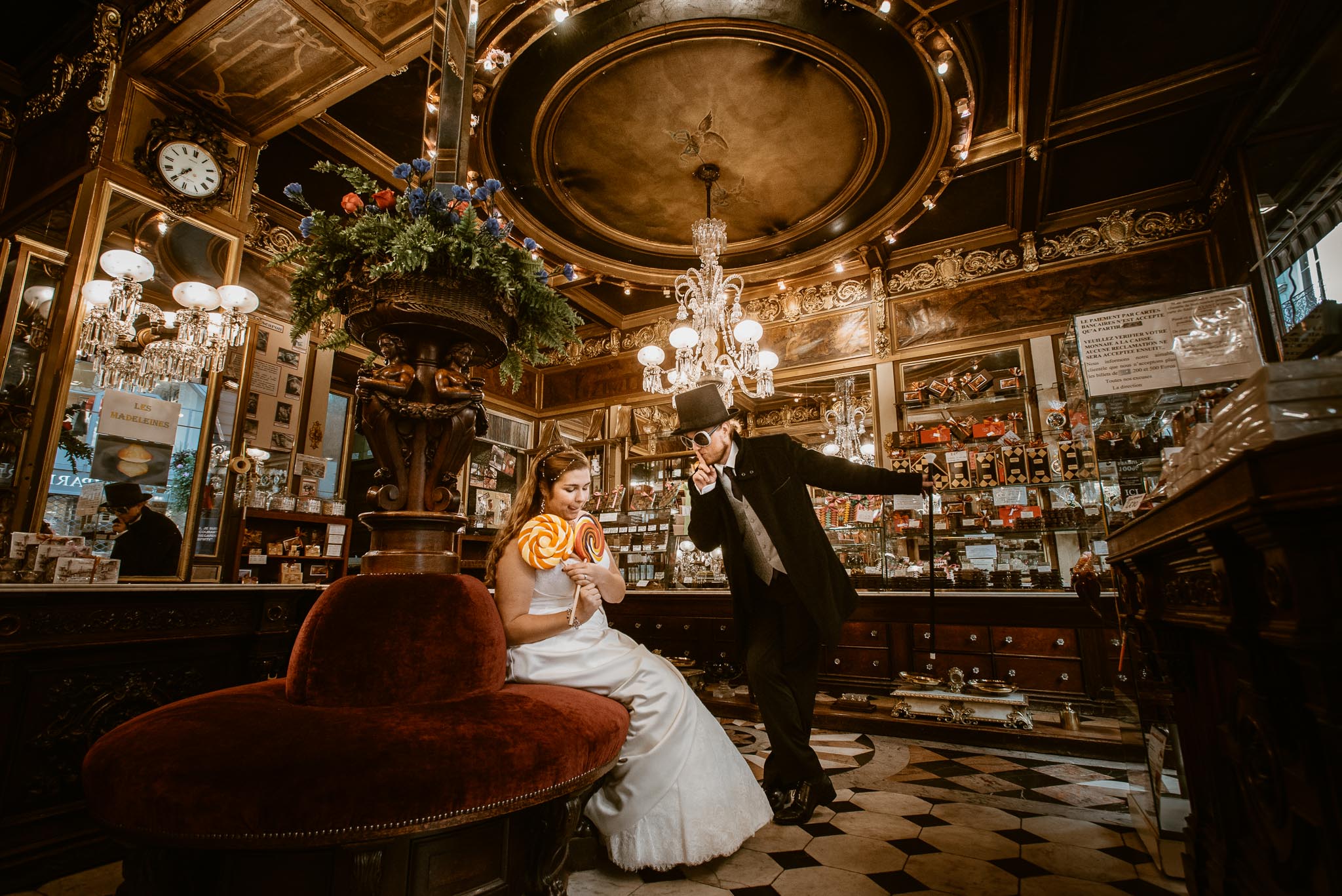 Séance couple après mariage inspirée de Charlie et la Chocolaterie de Tim Burton chez Debotté à Nantes par Geoffrey Arnoldy photographe