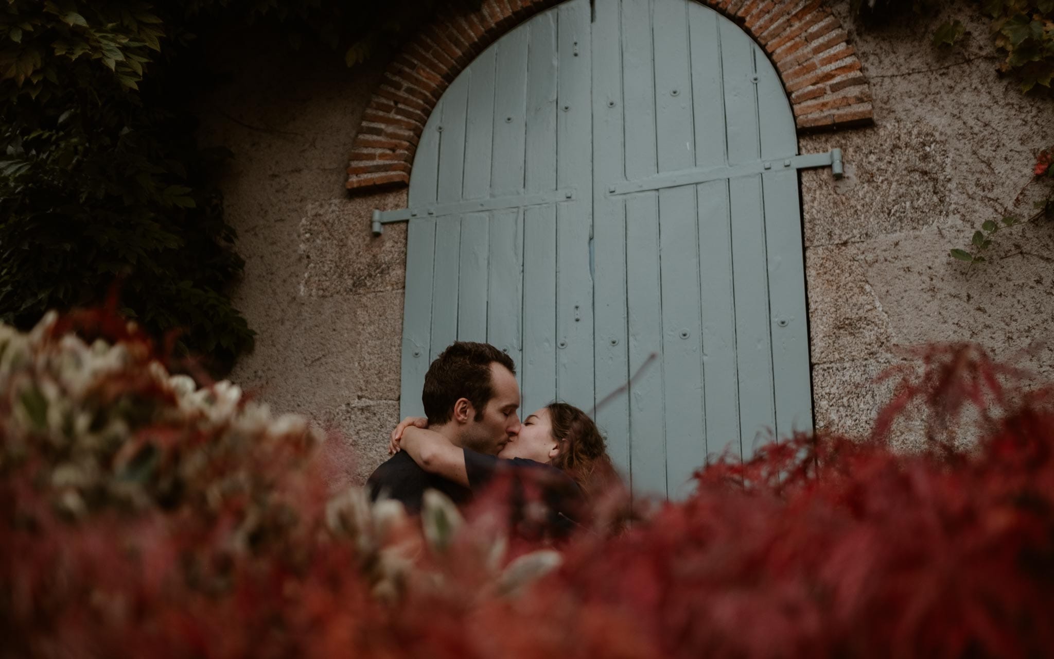 Séance photo de grossesse et futurs parents en extérieur, à l’ambiance poétique, en forêt près de Clisson par Geoffrey Arnoldy photographe