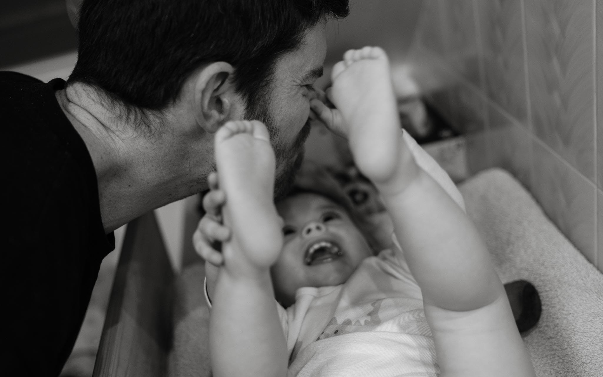 Séance photo lifestyle de reportage à domicile d’une famille à Nantes par Geoffrey Arnoldy photographe