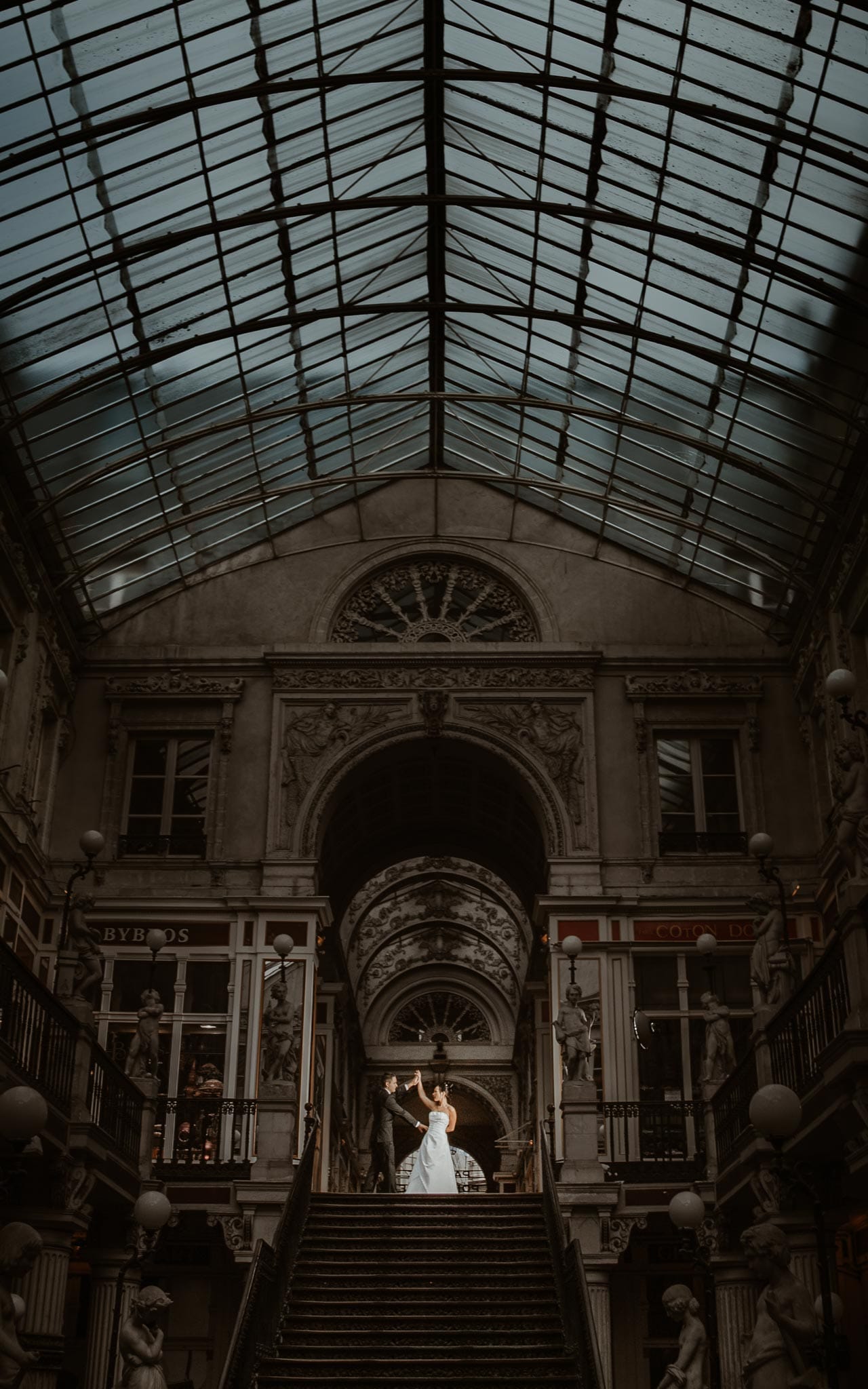 photo d’une séance de couple day-after originale & contemporaine au passage Pommeraye à Nantes par Geoffrey Arnoldy photographe