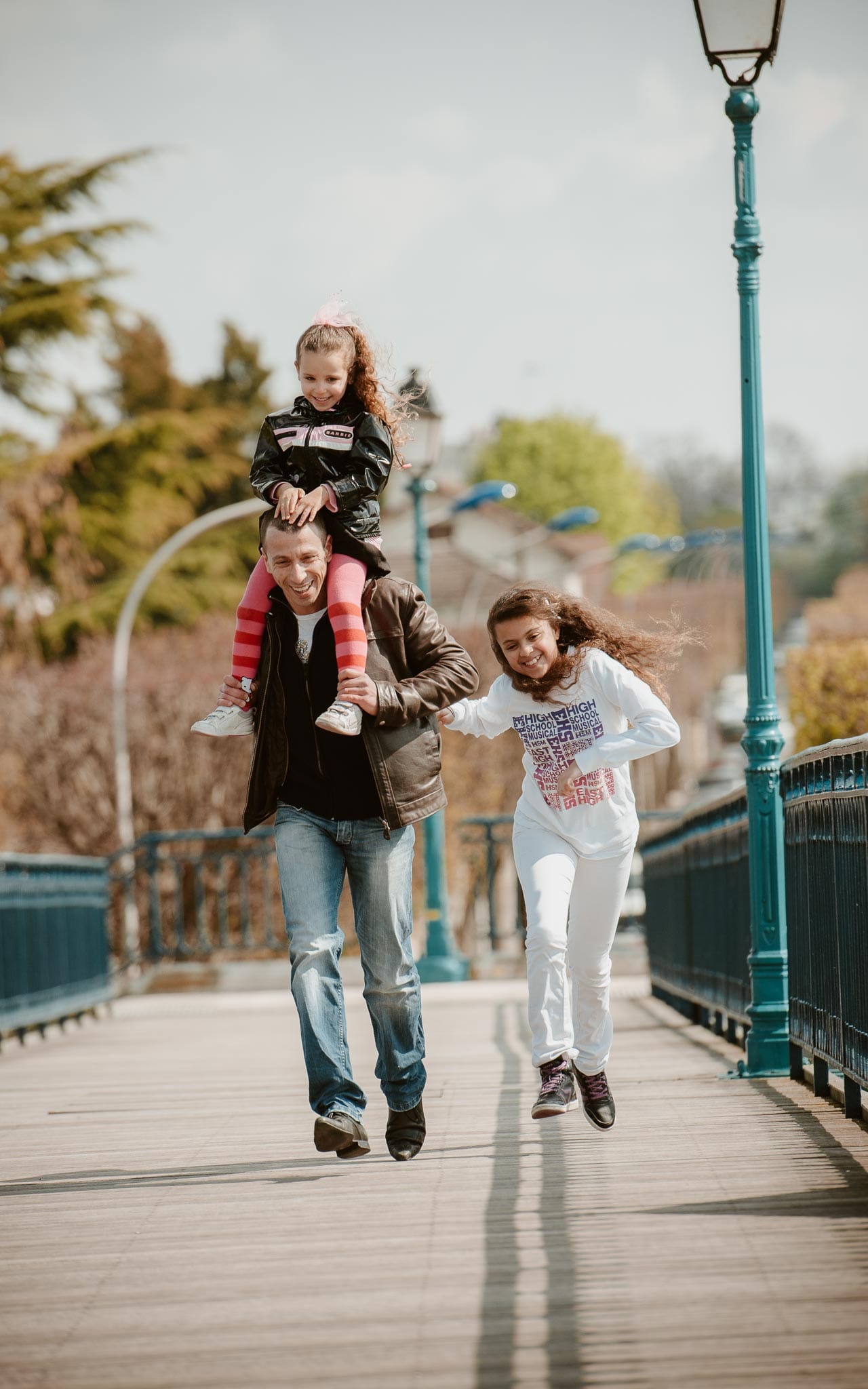 Séance photo lifestyle de famille d’un papa et des deux filles en région parisienne à bry sur marne par Geoffrey Arnoldy photographe