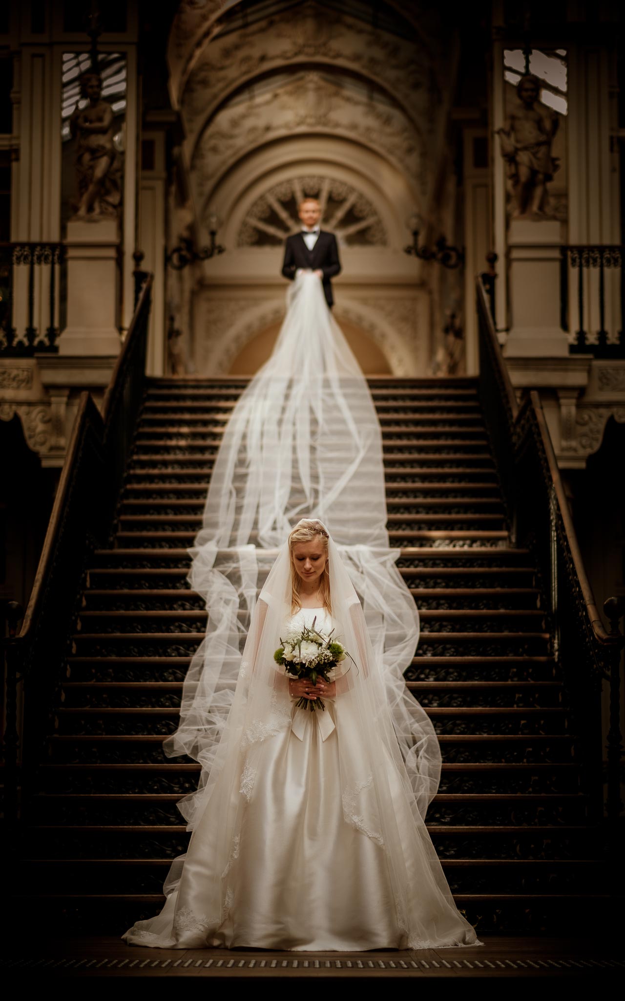 photo d’une séance de couple day-after romantique & onirique inspirée des univers de la mode et de la littérature au Passage Pommeraye à Nantes par Geoffrey Arnoldy photographe