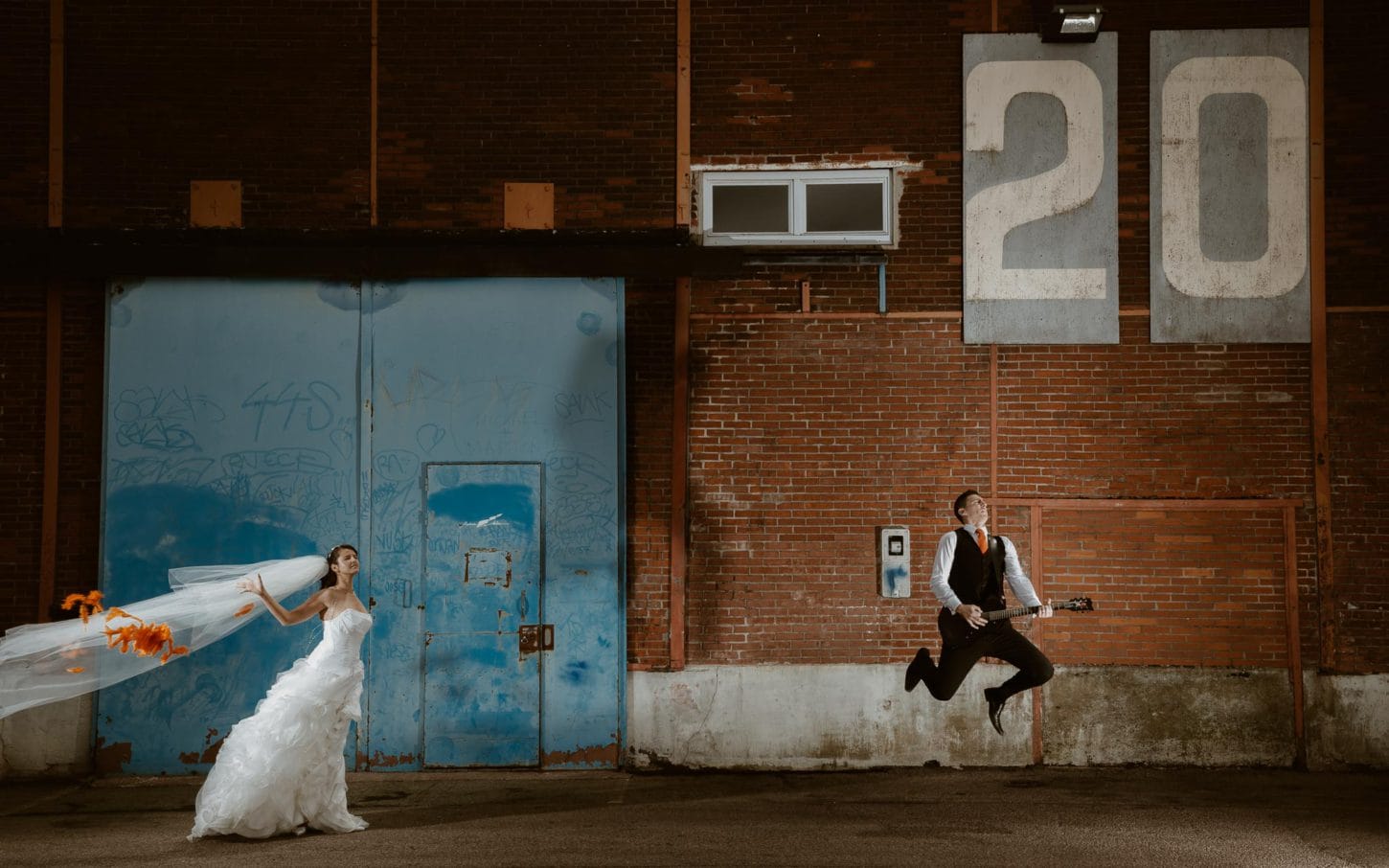 Séance couple après mariage graphique & poétique dans une ambiance industrielle près de Nantes par Geoffrey Arnoldy photographe