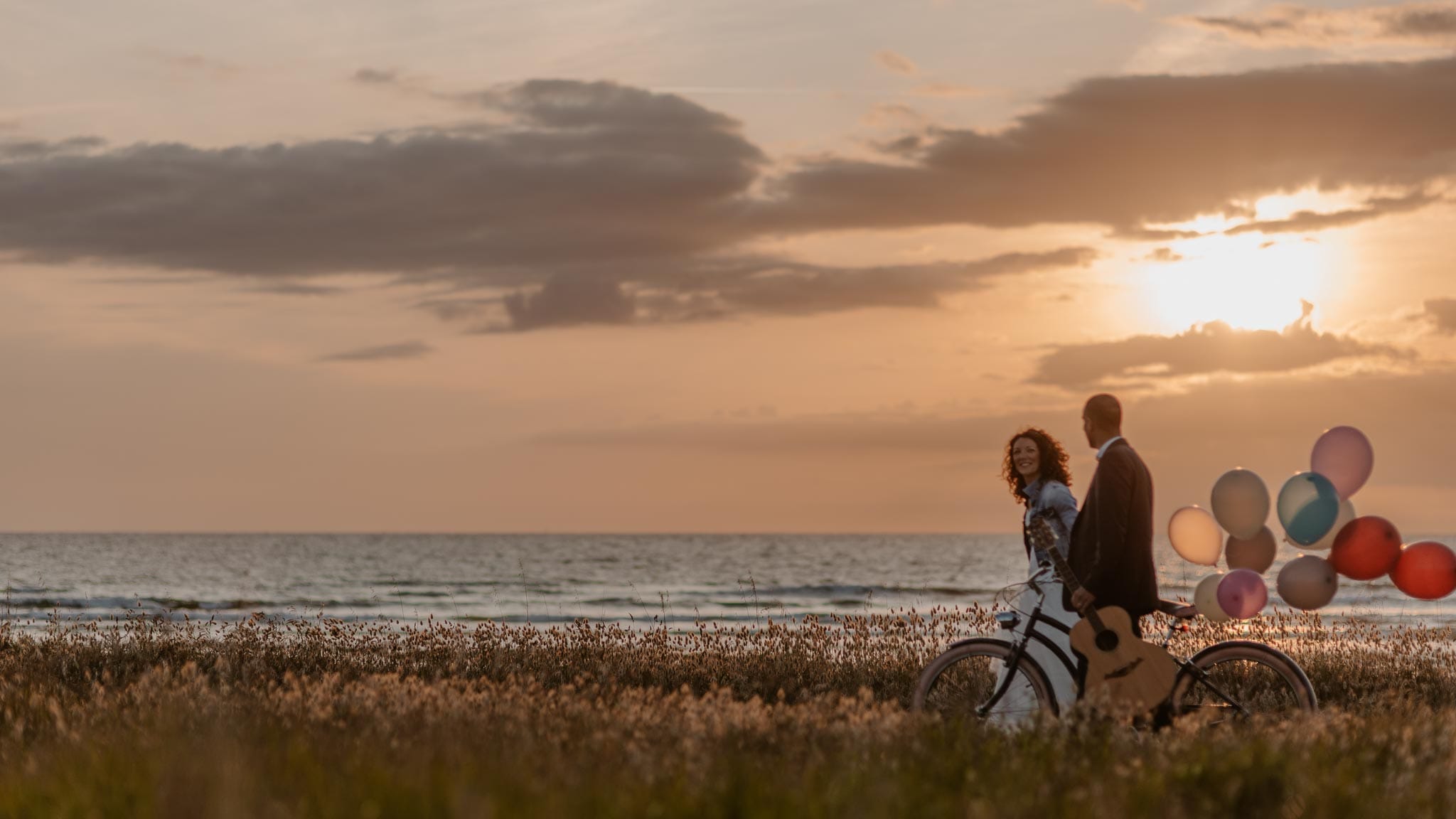 Séance couple après mariage chic & bohème sur la plage au bord de l’Océan près de la Baule par Geoffrey Arnoldy photographe