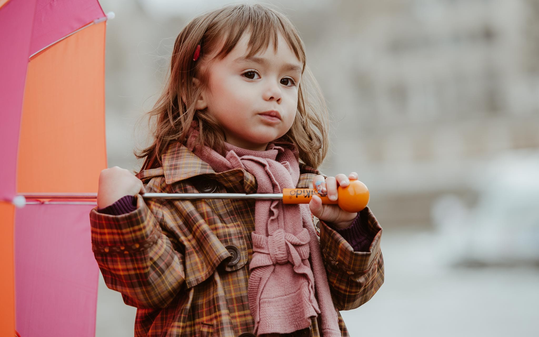 Séance photo de famille parents enfant en extérieur, à l’ambiance poétique et intemporelle en hiver à Paris par Geoffrey Arnoldy photographe