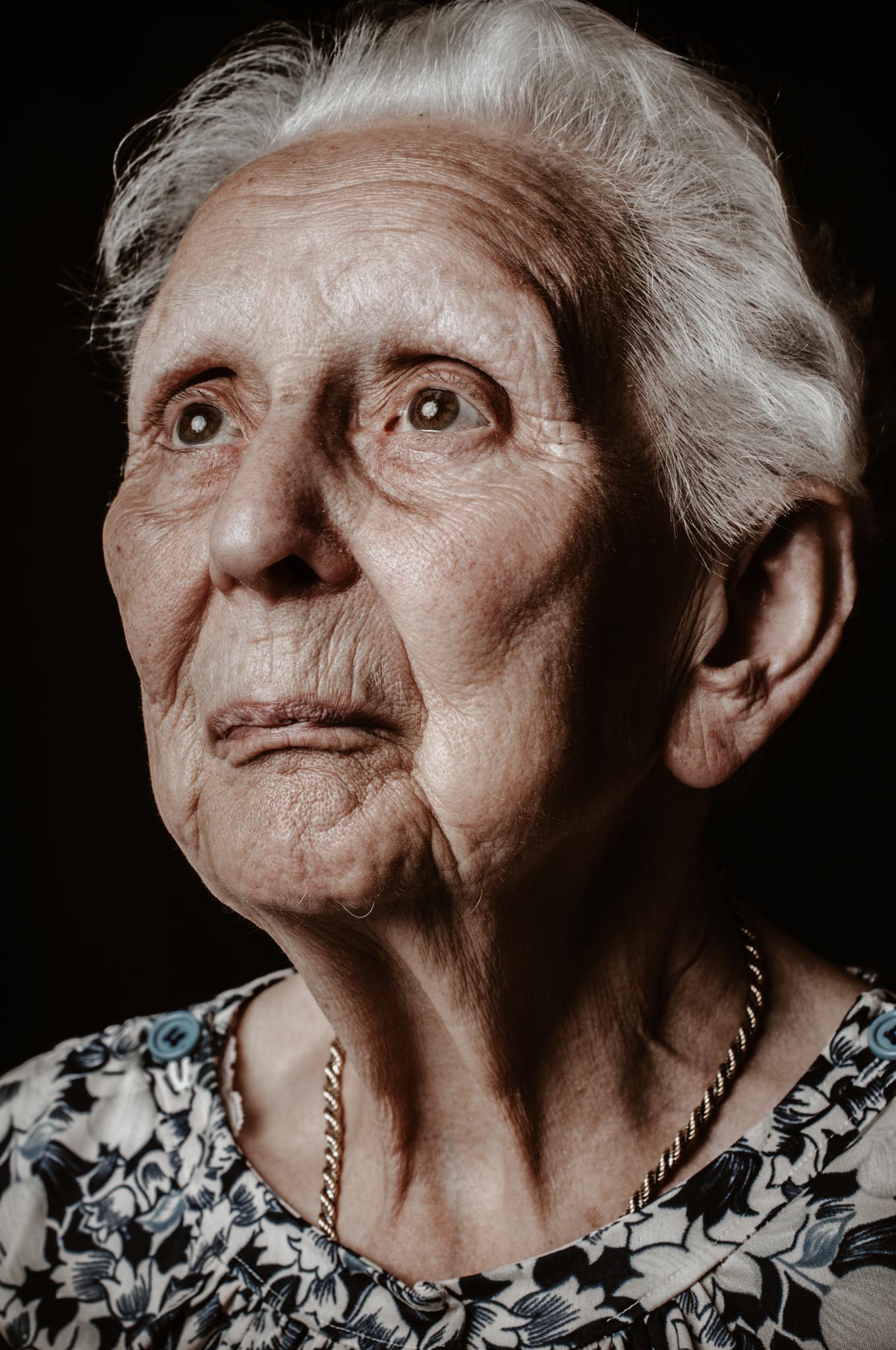 Séance portrait studio à domicile d’une personne âgée par Geoffrey Arnoldy photographe