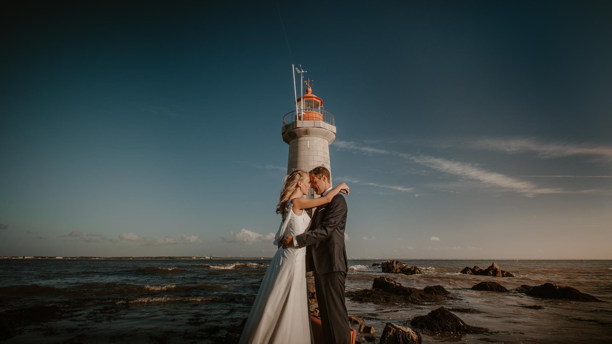 photo d’une séance couple day-after poétique & romantique sur la plage au bord de l’océan à Saint Nazaire par Geoffrey Arnoldy photographe