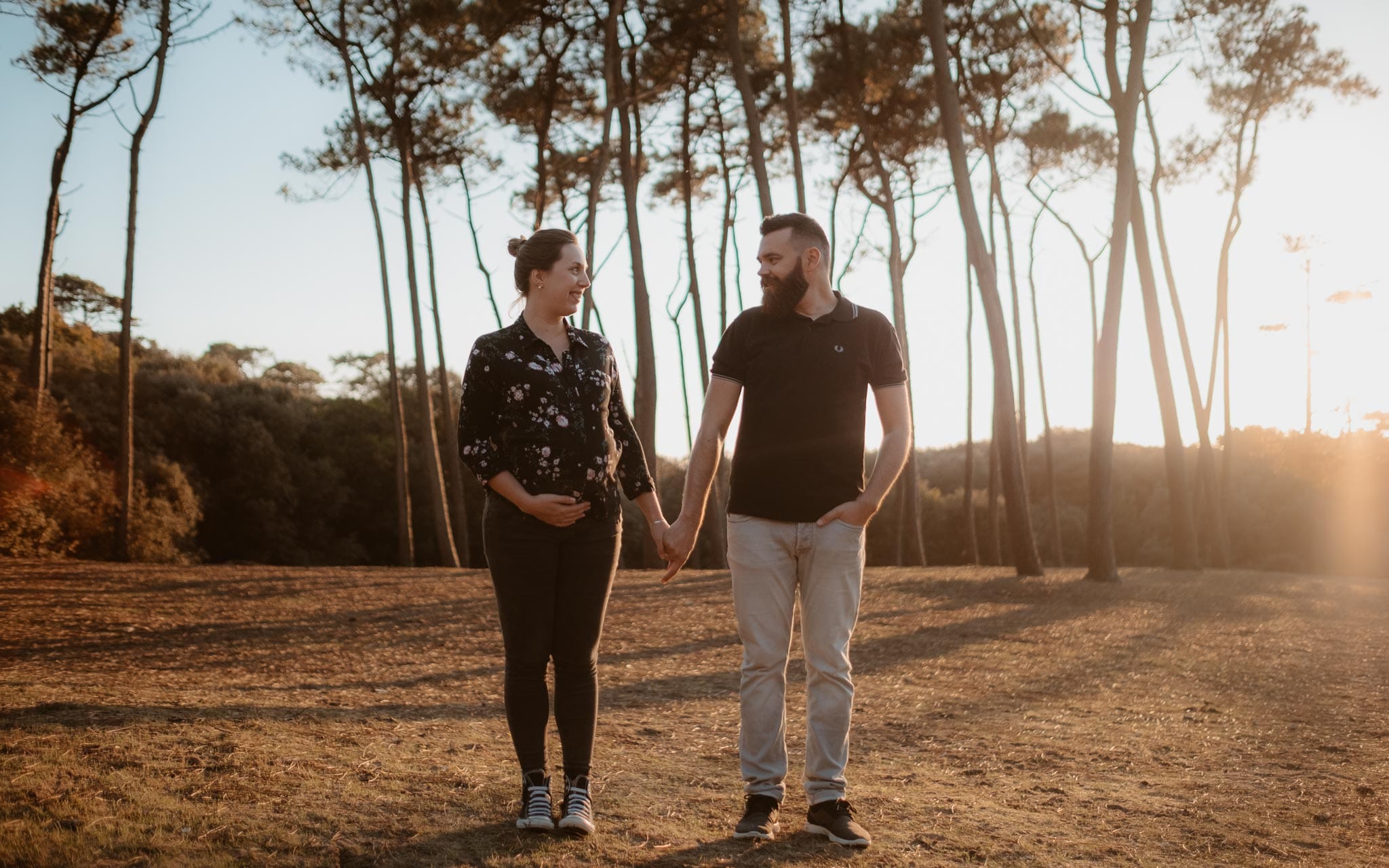 Séance photo de grossesse et futurs parents en extérieur, à l’ambiance poétique et humoristique, en forêt près de la Baule par Geoffrey Arnoldy photographe