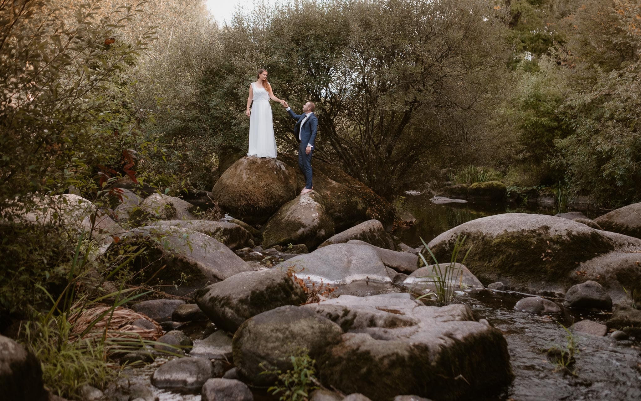 Séance couple après mariage naturelle et romantique près d’une rivière dans une vallée de roches en Vendée par Geoffrey Arnoldy photographe