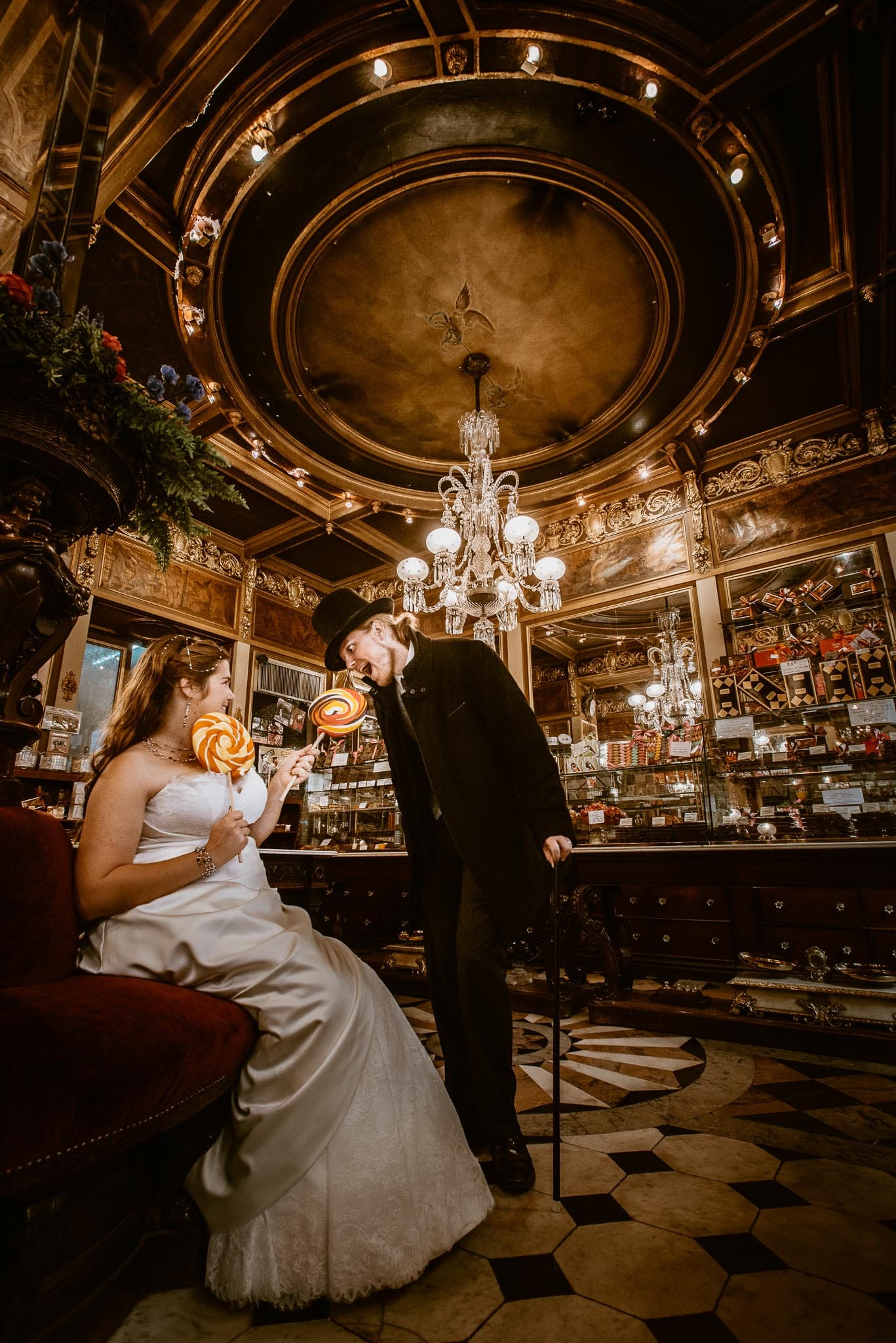 Séance couple après mariage inspirée de Charlie et la Chocolaterie de Tim Burton chez Debotté à Nantes par Geoffrey Arnoldy photographe