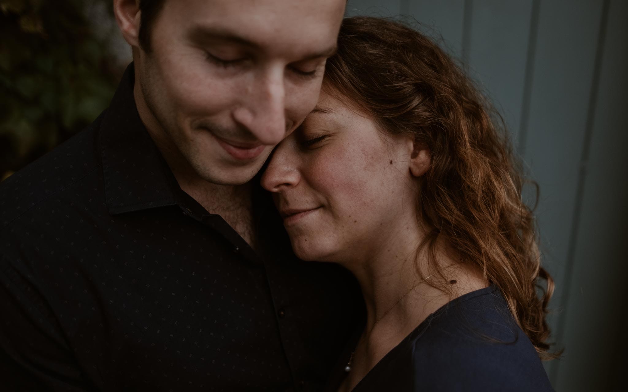 Séance photo de grossesse et futurs parents en extérieur, à l’ambiance poétique, en forêt près de Clisson par Geoffrey Arnoldy photographe