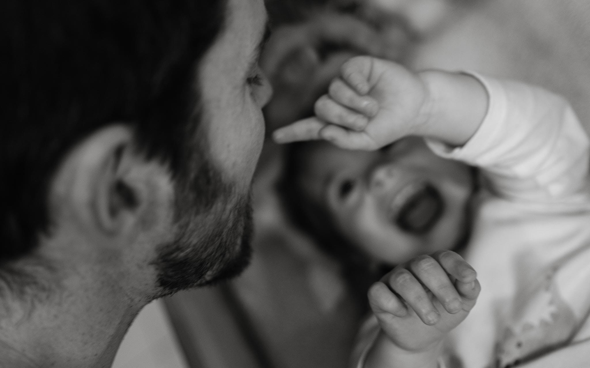 Séance photo lifestyle de reportage à domicile d’une famille à Nantes par Geoffrey Arnoldy photographe