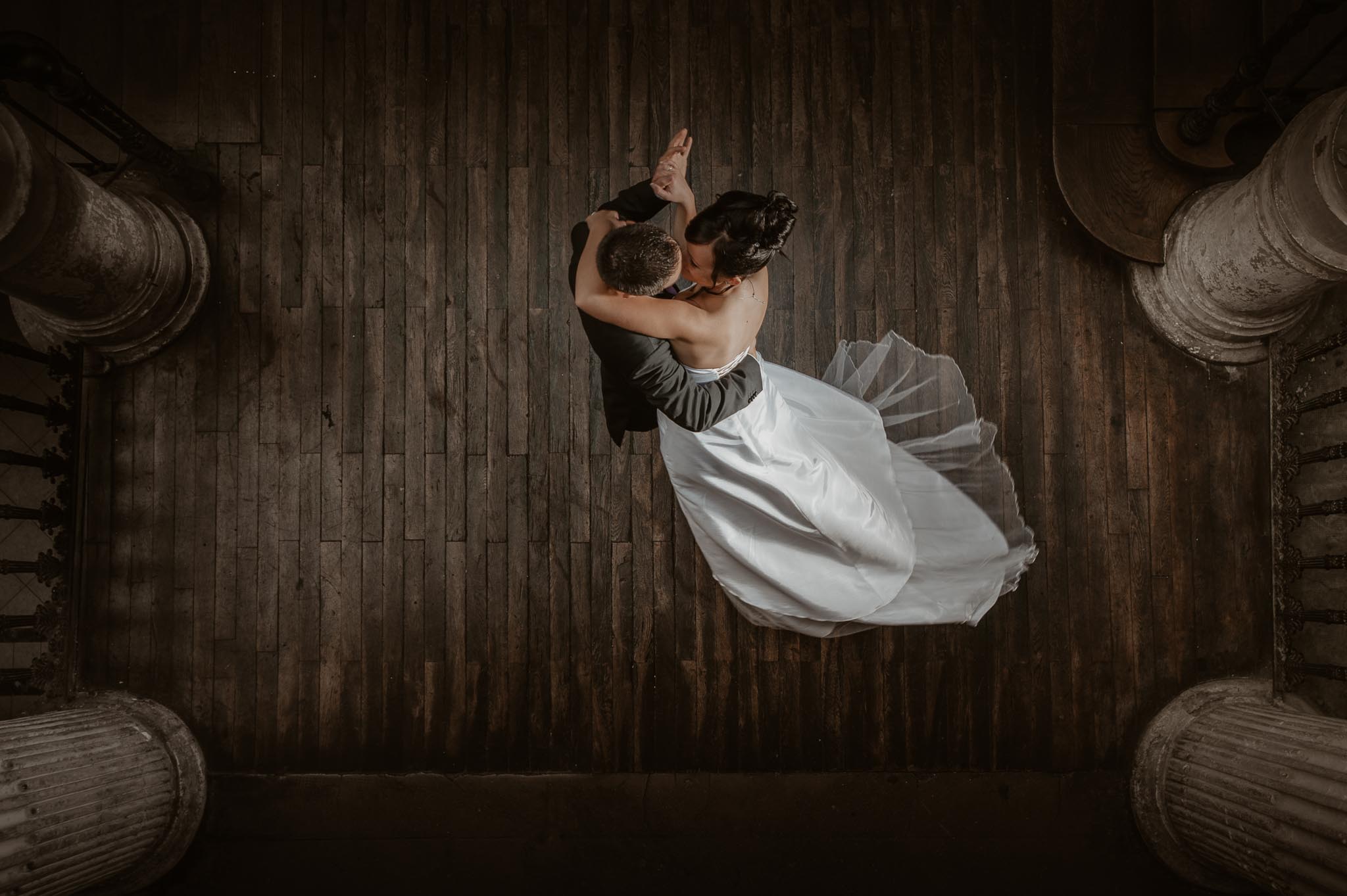 photo d’une séance de couple day-after originale & contemporaine au passage Pommeraye à Nantes par Geoffrey Arnoldy photographe