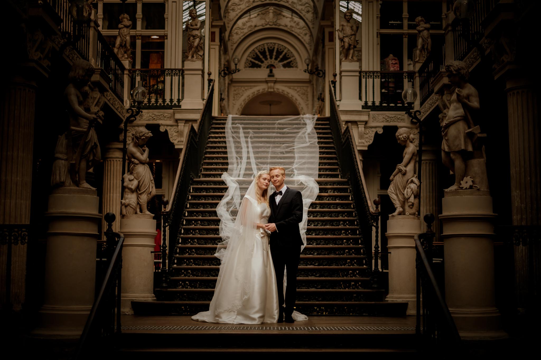 photo d’une séance de couple day-after romantique & onirique inspirée des univers de la mode et de la littérature au Passage Pommeraye à Nantes par Geoffrey Arnoldy photographe