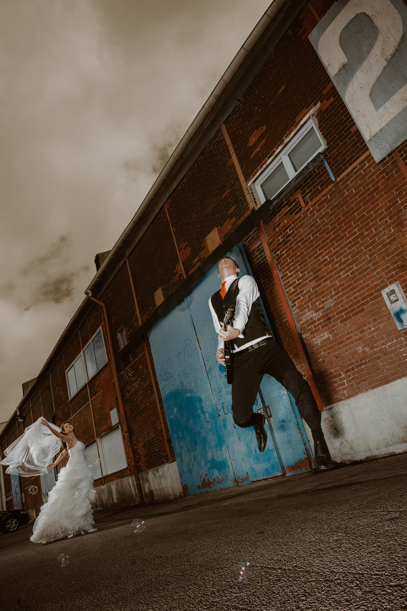 Séance couple après mariage graphique & poétique dans une ambiance industrielle près de Nantes par Geoffrey Arnoldy photographe