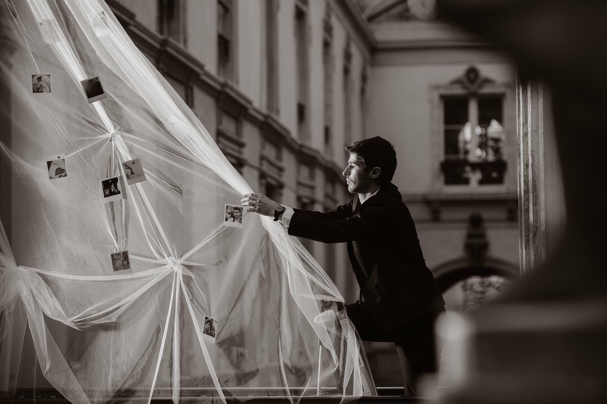 photo d’une séance de couple day-after romantique & onirique inspirée des univers de la mode et de la littérature au Passage Pommeraye à Nantes par Geoffrey Arnoldy photographe