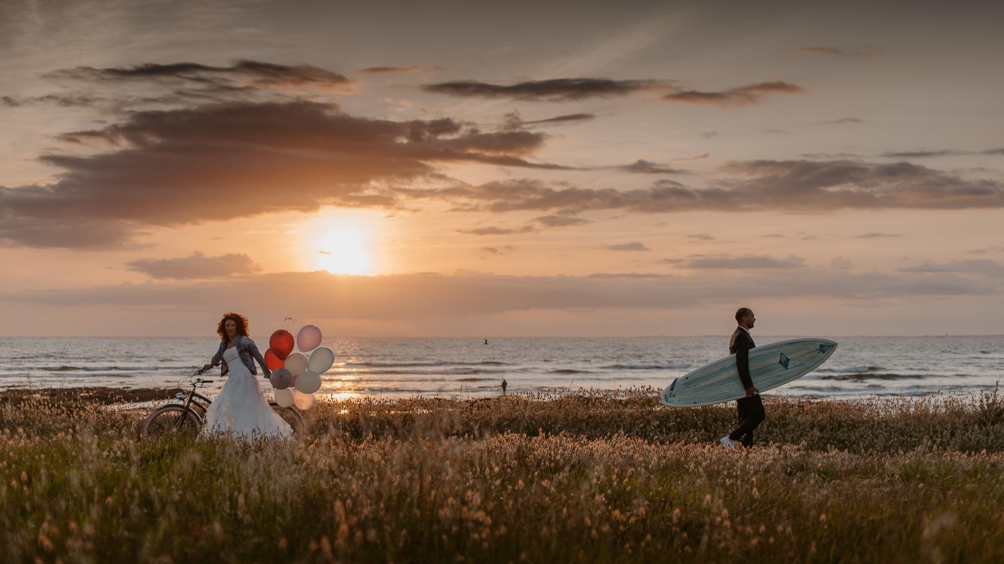 Séance couple après mariage chic & bohème sur la plage au bord de l’Océan près de la Baule par Geoffrey Arnoldy photographe