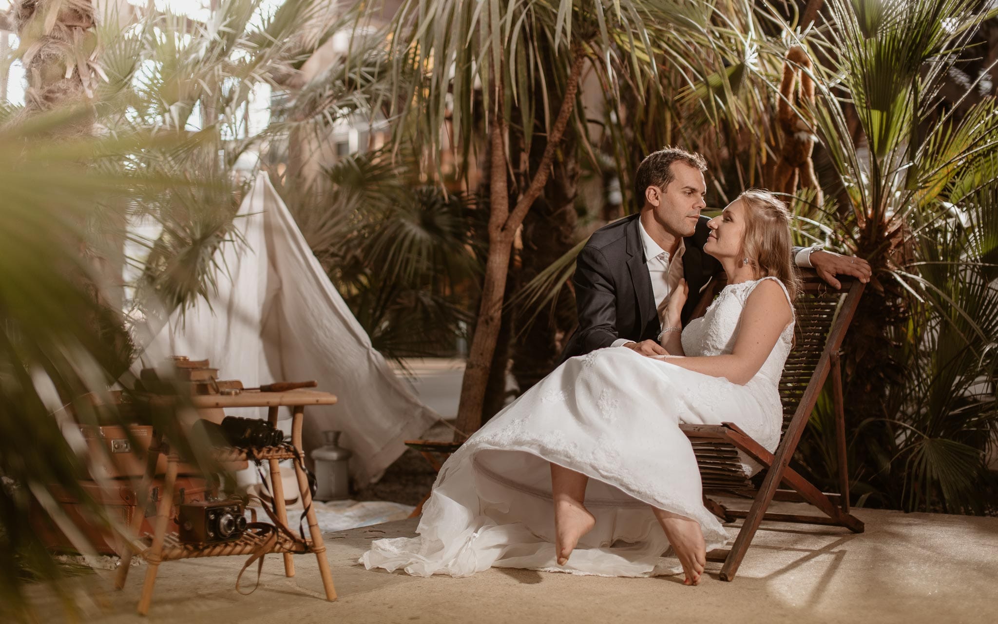 photo d’une séance couple après mariage mise en scène poétique & romantique sur le thème du voyage sous les nefs à Nantes par Geoffrey Arnoldy photographe