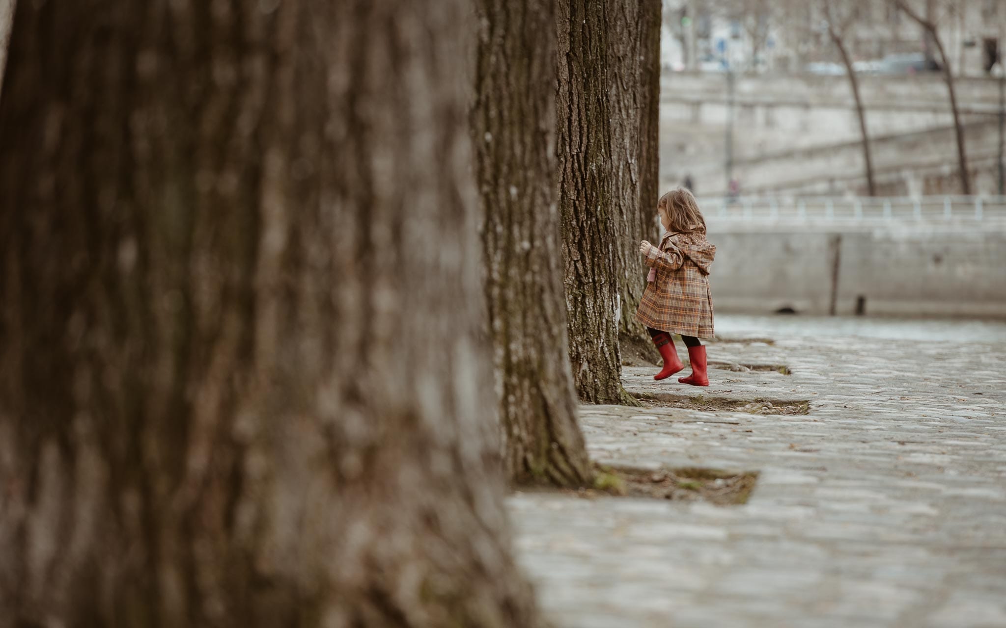 Séance photo de famille parents enfant en extérieur, à l’ambiance poétique et intemporelle en hiver à Paris par Geoffrey Arnoldy photographe